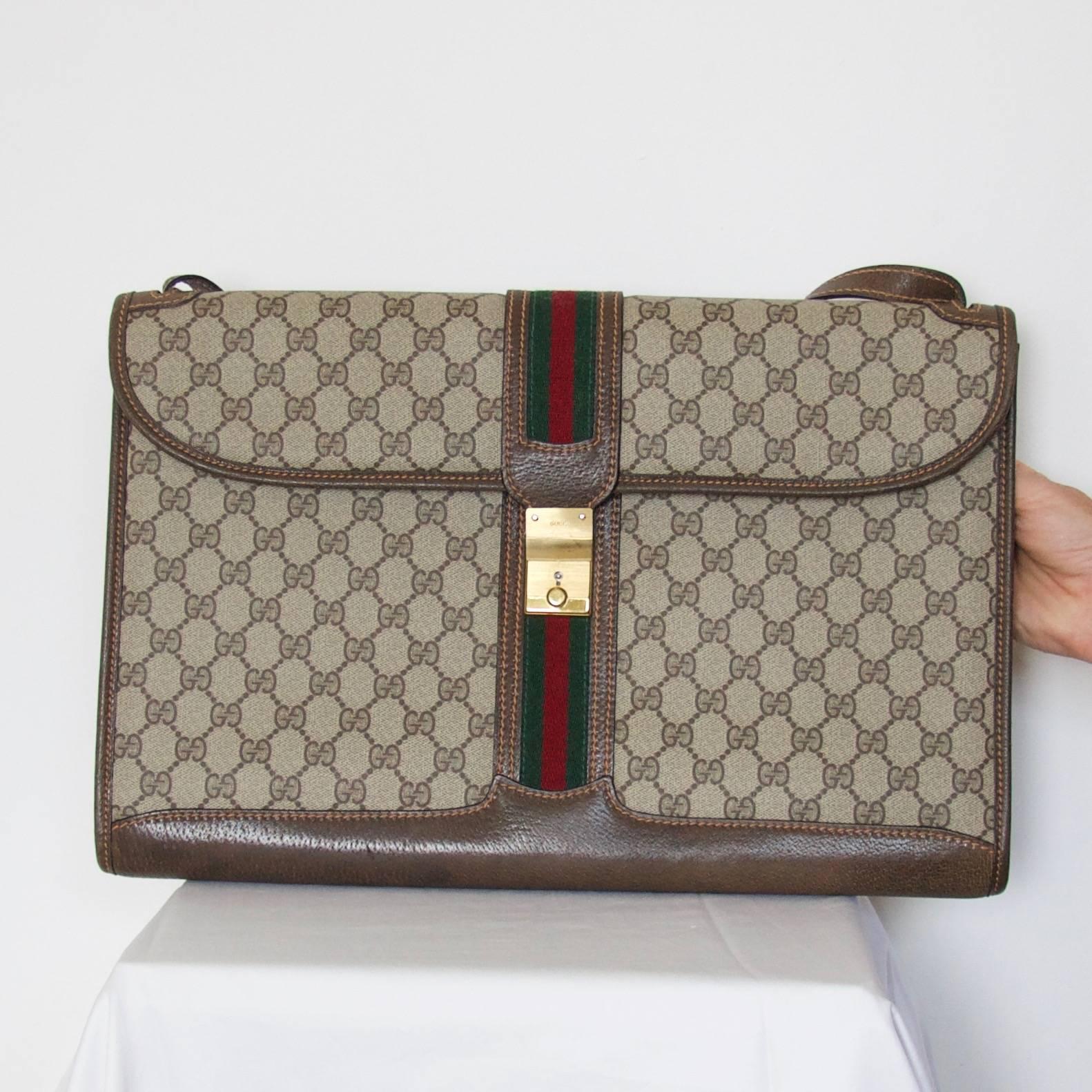 Excellent vintage condition shoulder bag, ideal for thin laptop / tablet.

Gucci embossed canvas with leather trim and zipped internal pocket. 
Pigskin lining, like new! Includes adjustable shoulder strap.

Made in Italy 1990's 
Serial number: 067
