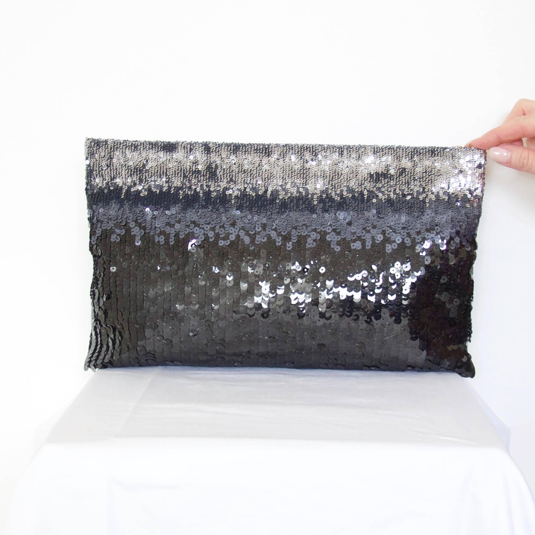 Ombre Sequin Paillettes Pochette

Sequins shimmer from black to silver with gold Prada logo 
Zipped internal pocket sand slip pocket, satin lining.

Made in Italy