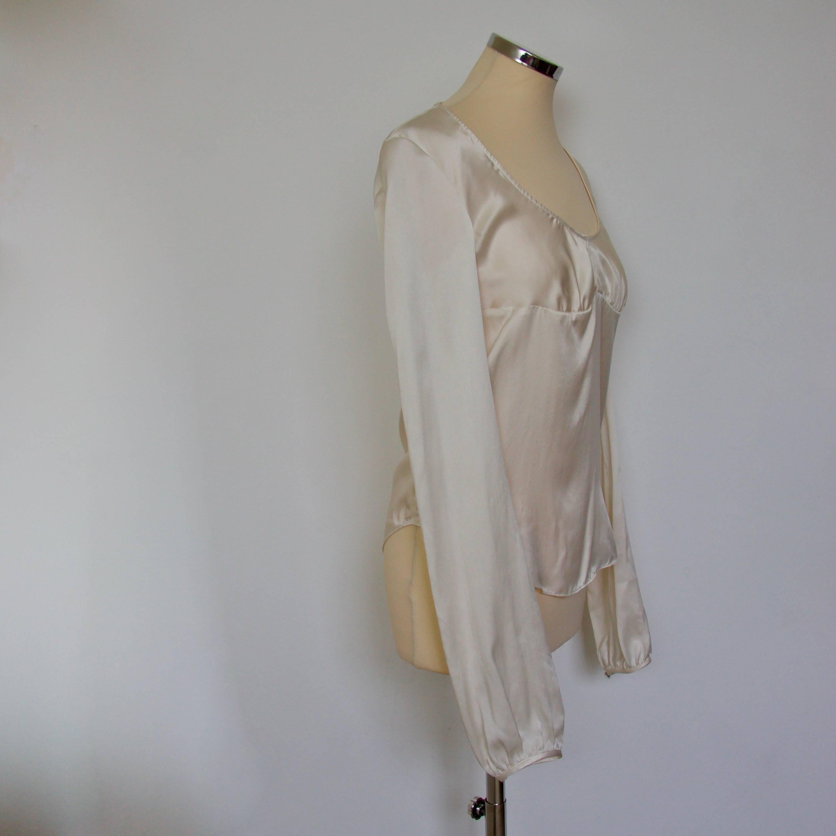 Silk long sleeved blouse, v neck with concealed zip opening.
Cream 
100% Silk
Made in Italy 
IT 38 (XXS)