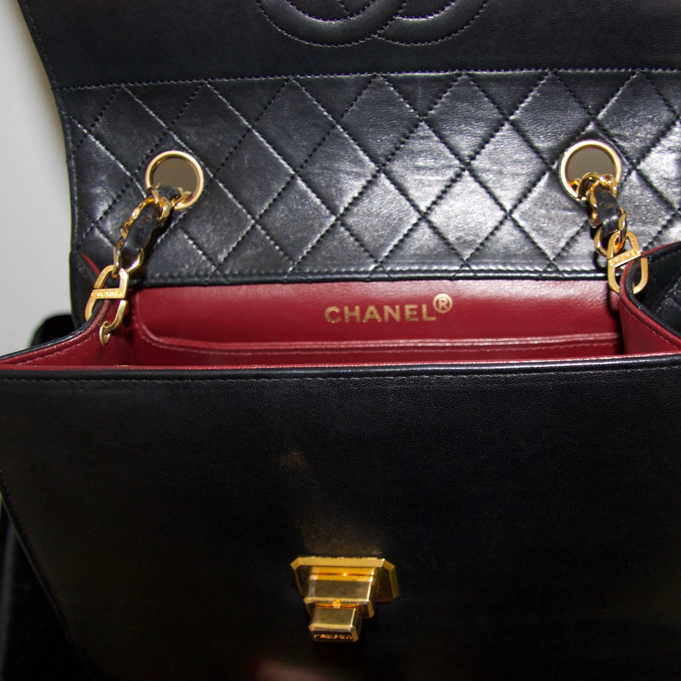 Black Chanel black lambskin quilted shoulder bag For Sale
