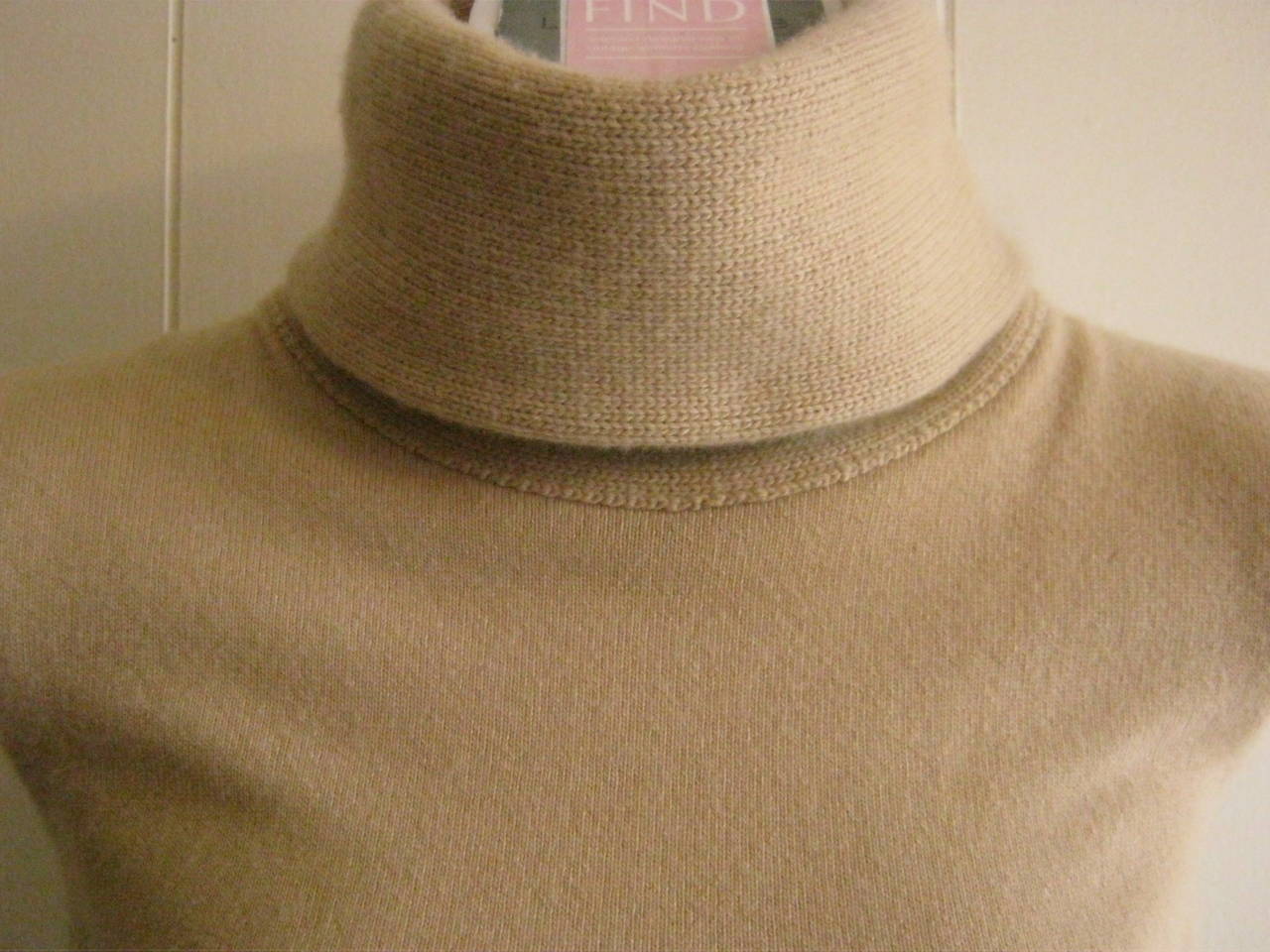 Luxurious cashmere sweater made in Great Britain. In excellent condition, this sweater sports a 9