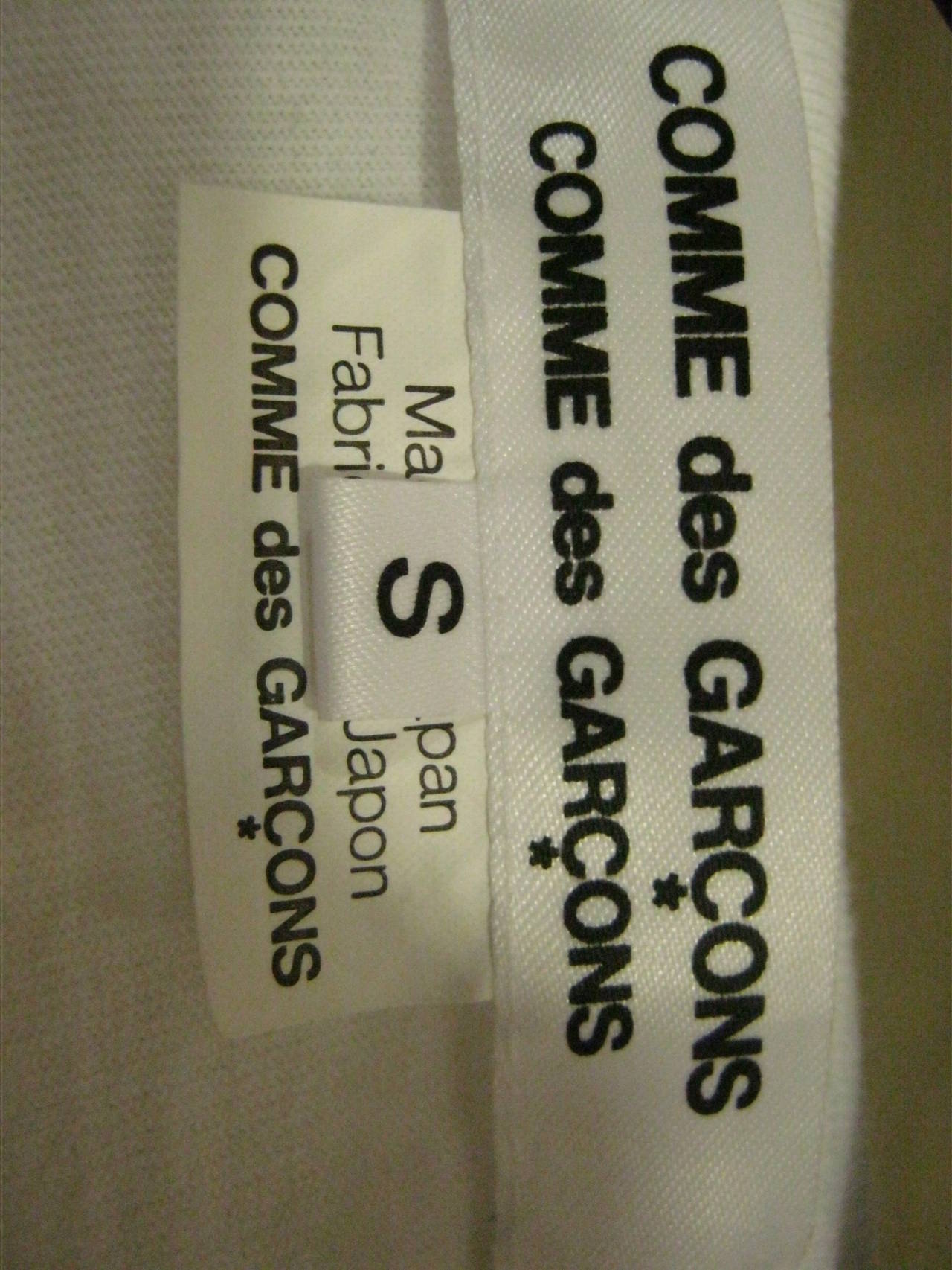 Comme des Garcons White Cotton Crew Neck Top with a Twist (S) In Good Condition In Port Hope, ON
