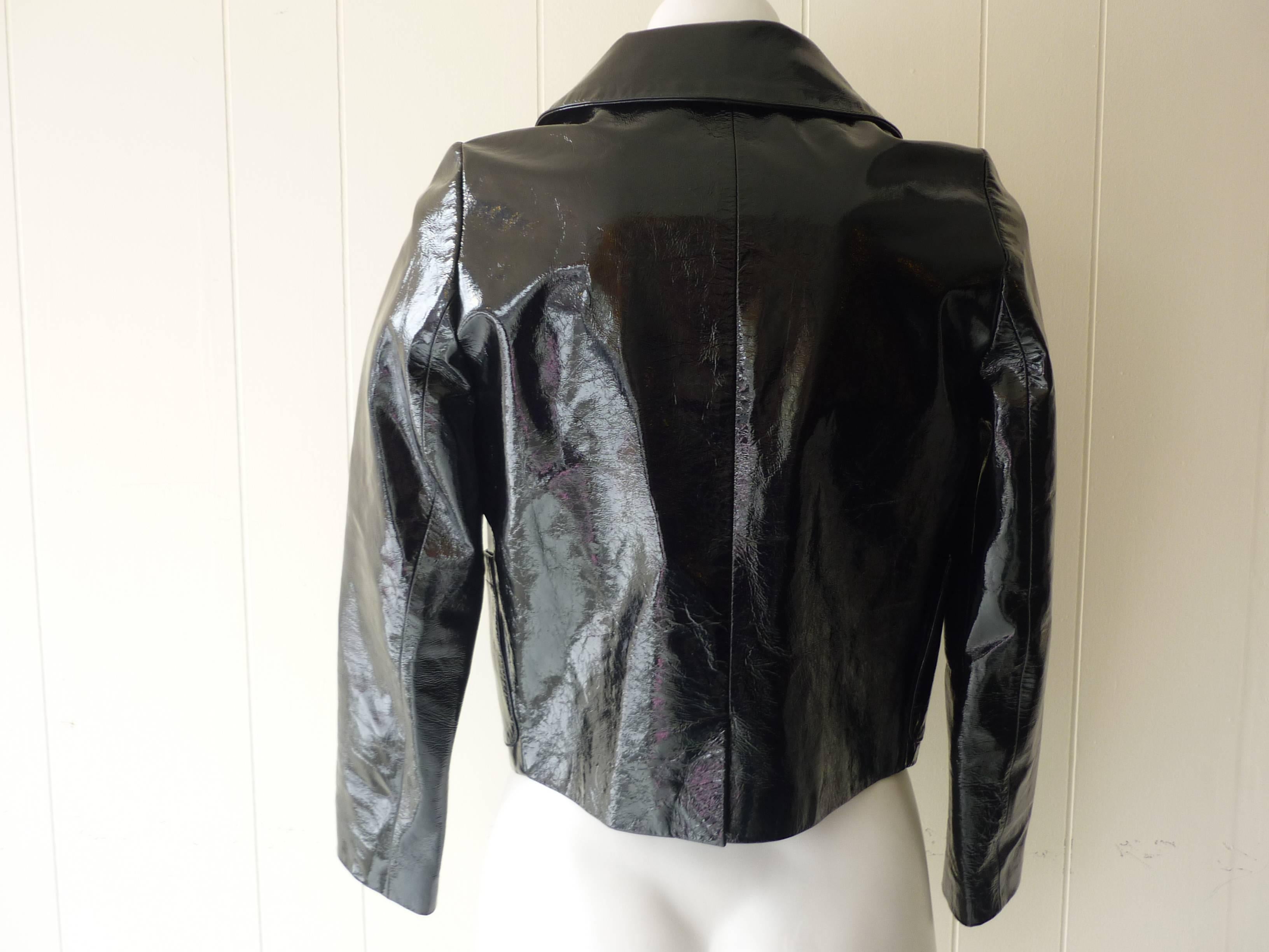 Very nice cropped jacket in as new condition. The jacket has slit pockets at the sides; double covered button closure at the front, and a small slit in the middle back.