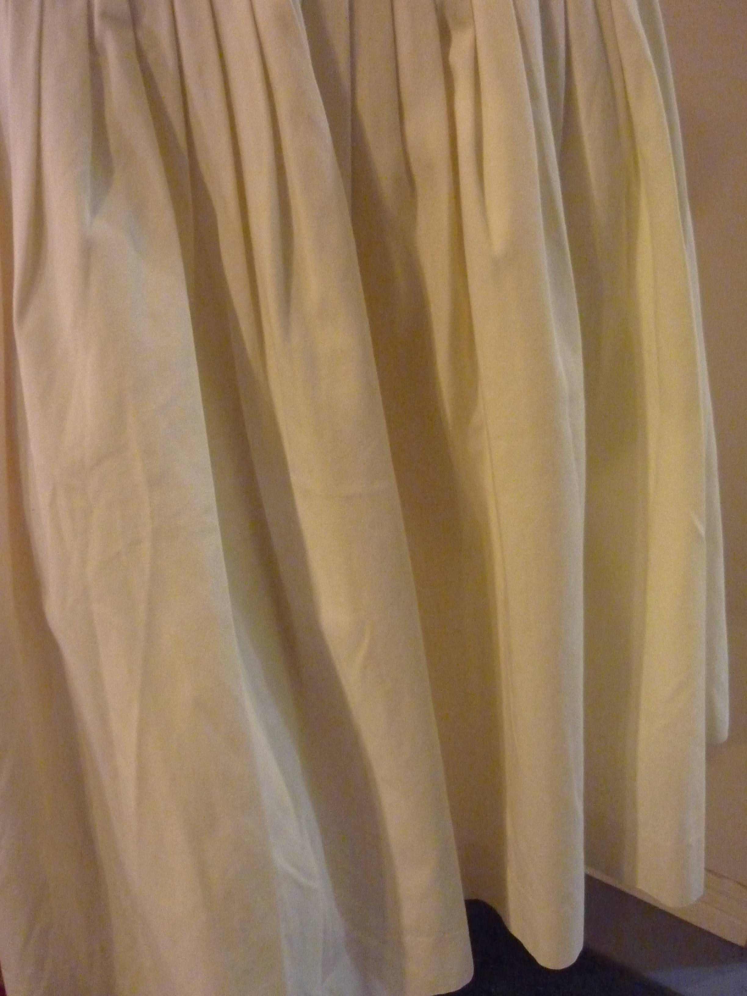 Perfect cream colored skirt with stitched pleats at the top, and side zipper closure.

In great conditions for its age.