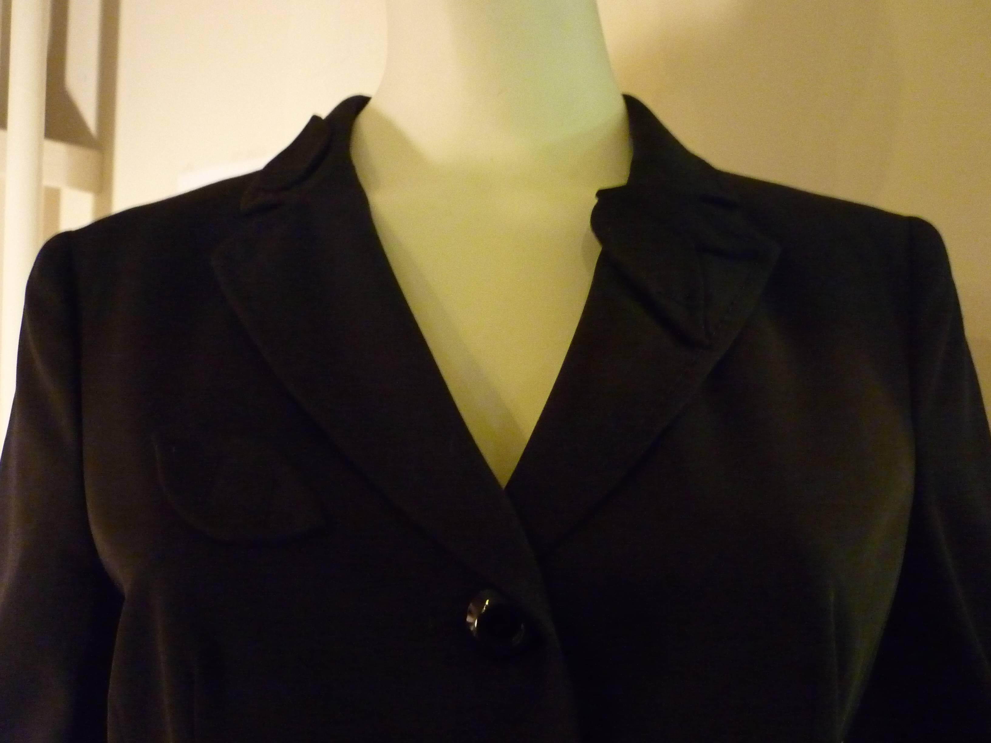 Beautifully cut and detailed light wool jacket, with stitching detail, darts and two fake slit pockets.

The jacket also a belt and nice striped lining.

A lovely blazer that would complemen many outfits.l