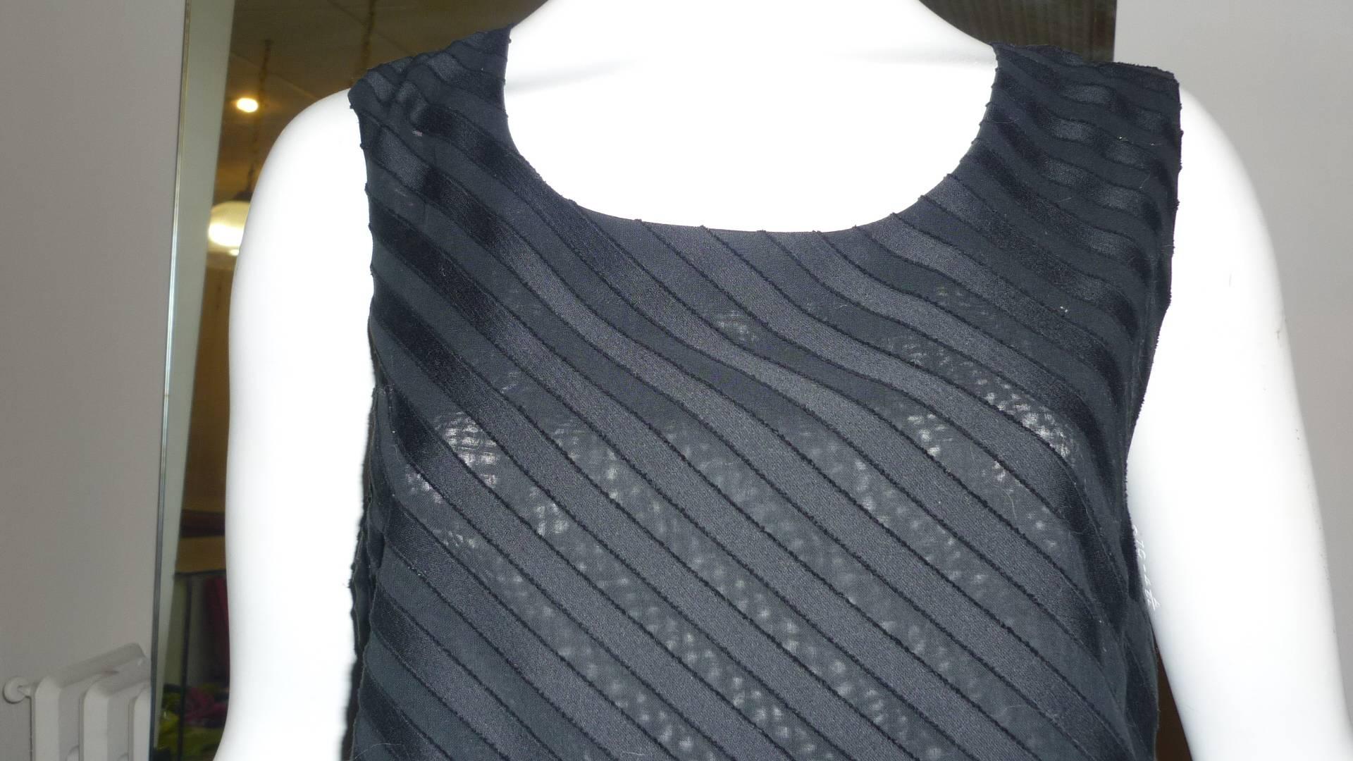 Simple and elegant black cotton dress with a diagonal pleat effect pattern. This dreess has a round neck, and the lining is made of light soft cotton.

Swiss company but made in Italy.