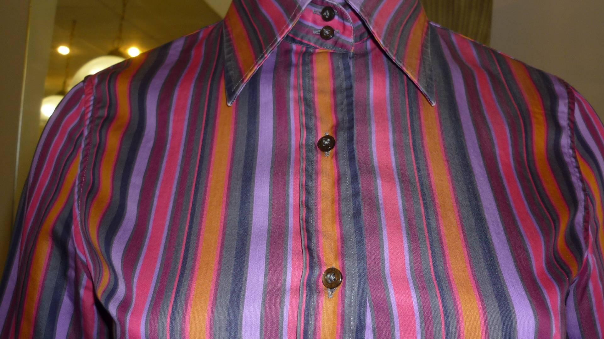 Nicely tailored cotton shirt with multicolored stripes.