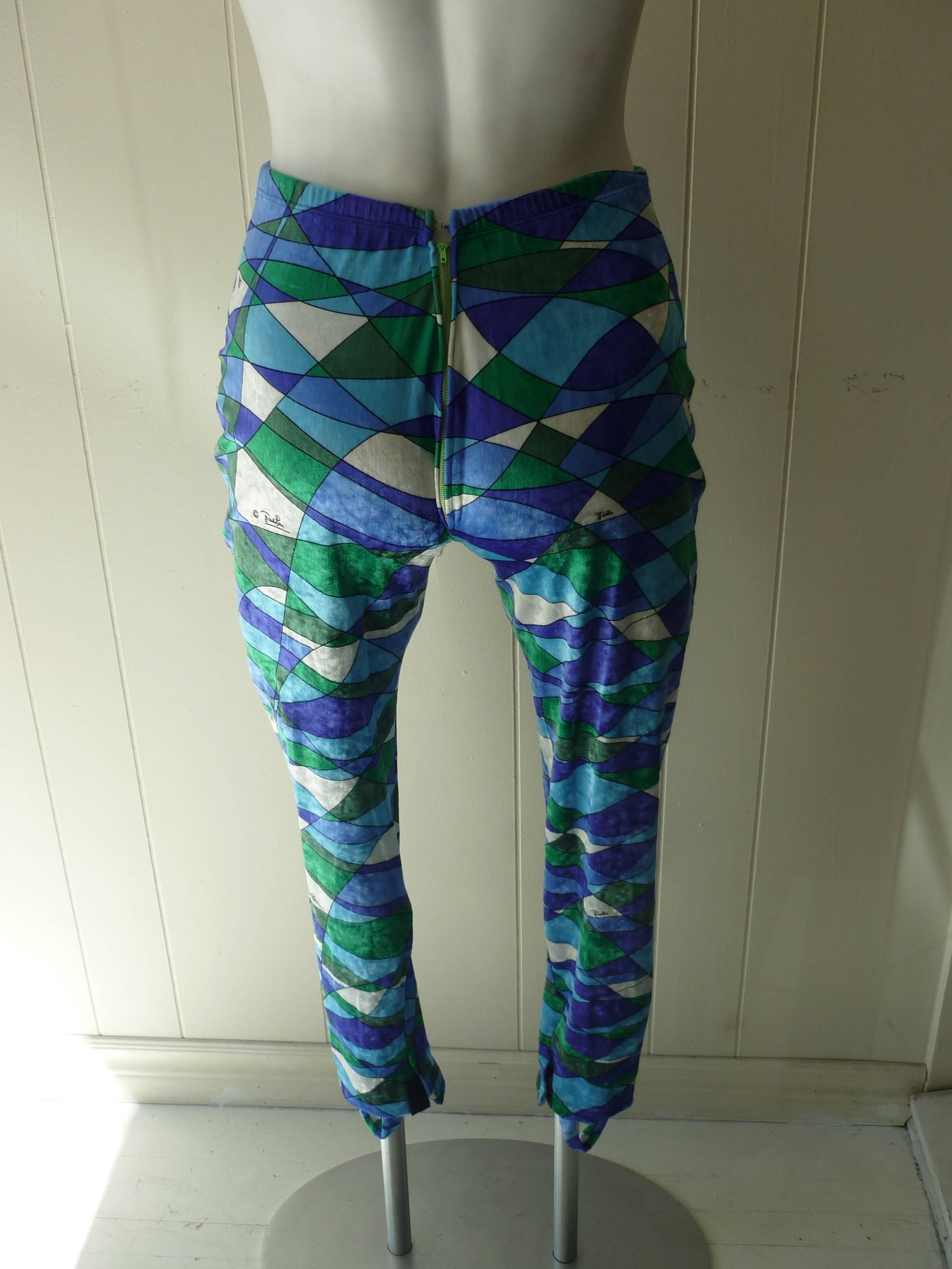 This is a signature printed harlequin patterned pair of Emilio Pucci velour leggings with stirrup straps and velcro closure at bottom.

Although the size marked is L it is smaller. Please look at the measurements, and there is some stretch