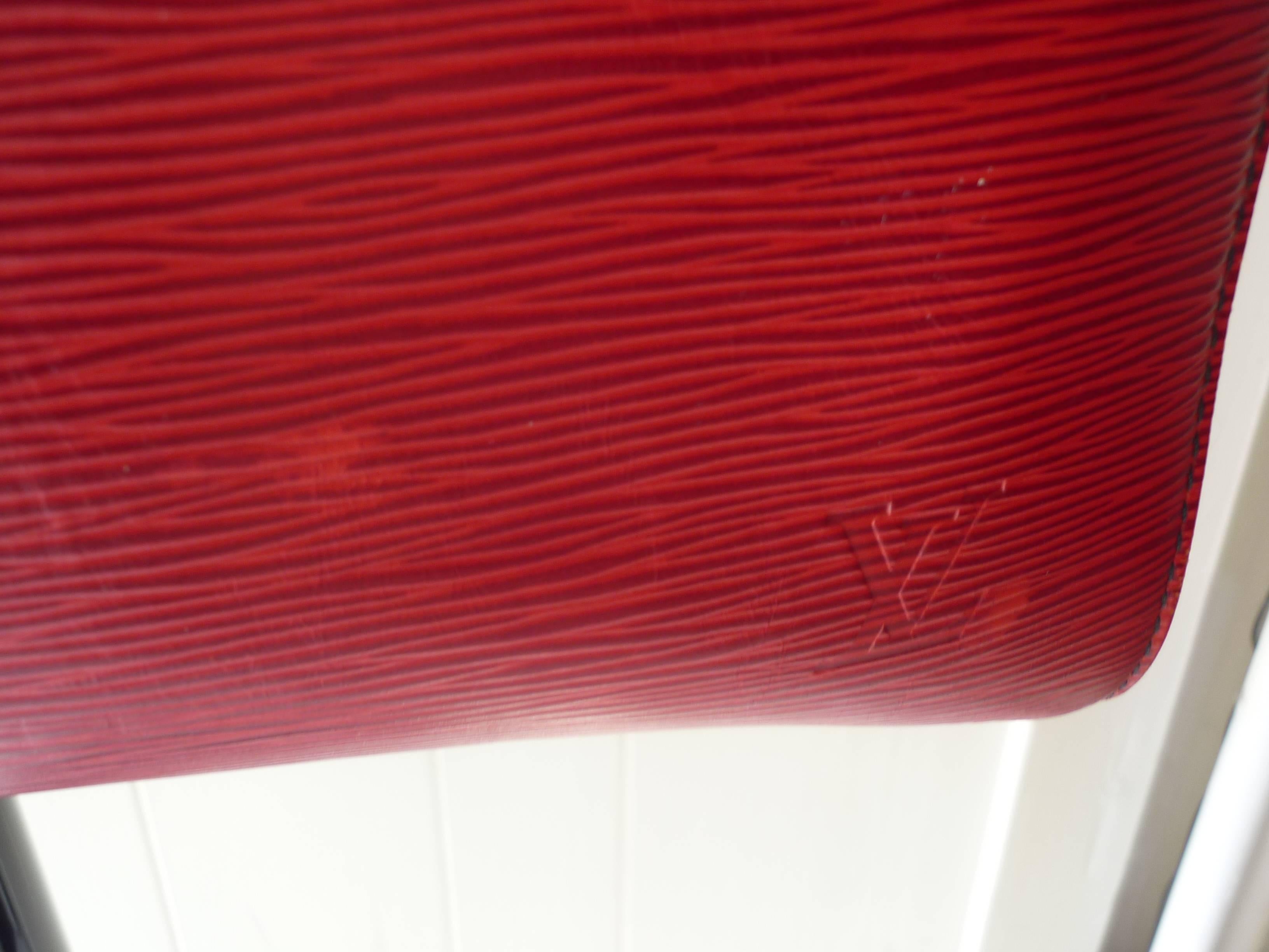 1989 Louis Vuitton 55 Red Epi Leather Travel Bag VI8910 In Good Condition In Port Hope, ON