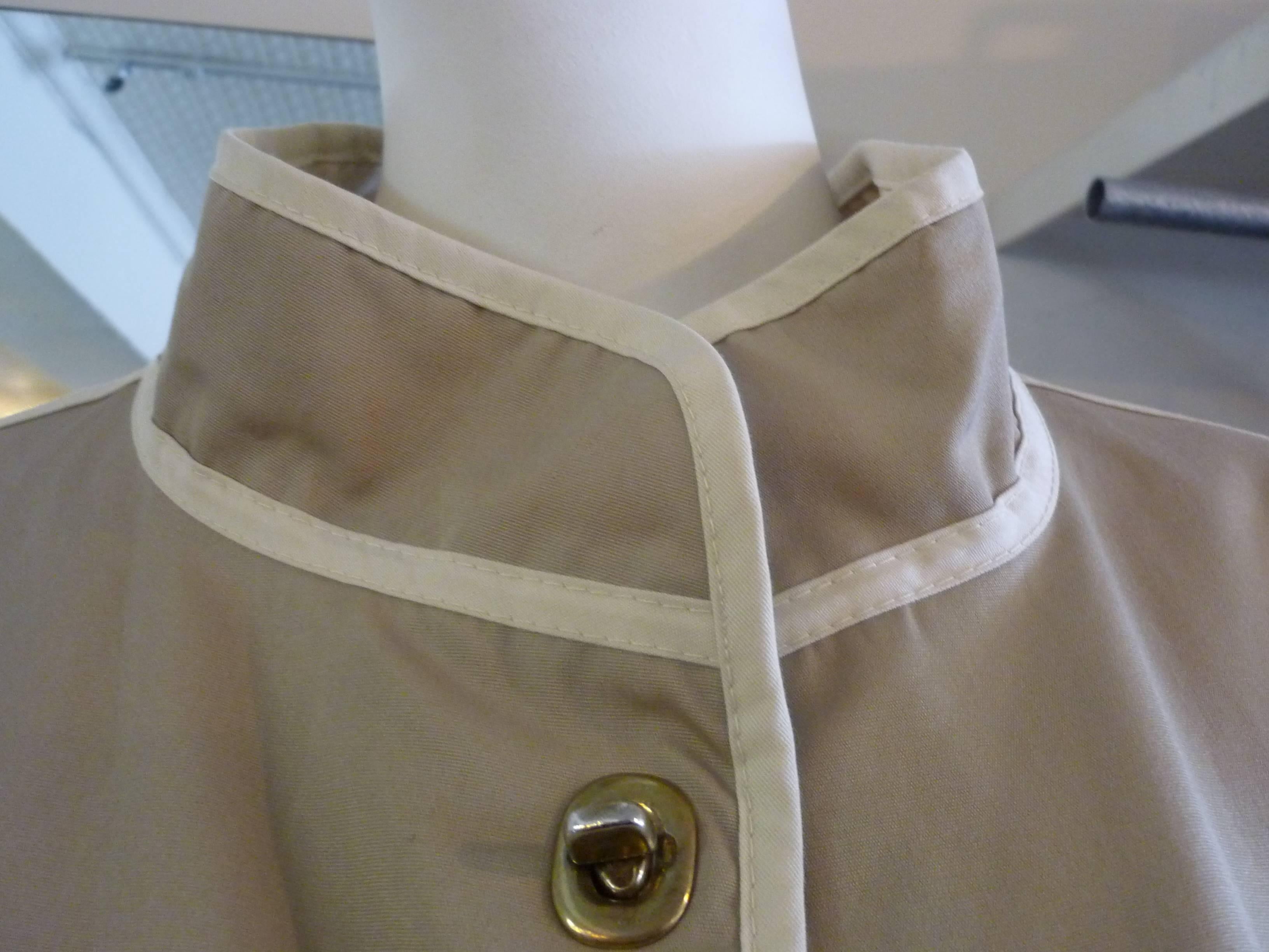 1970s Bonnie Cashin Tan and Cream Raincoat 14/16 In Excellent Condition In Port Hope, ON