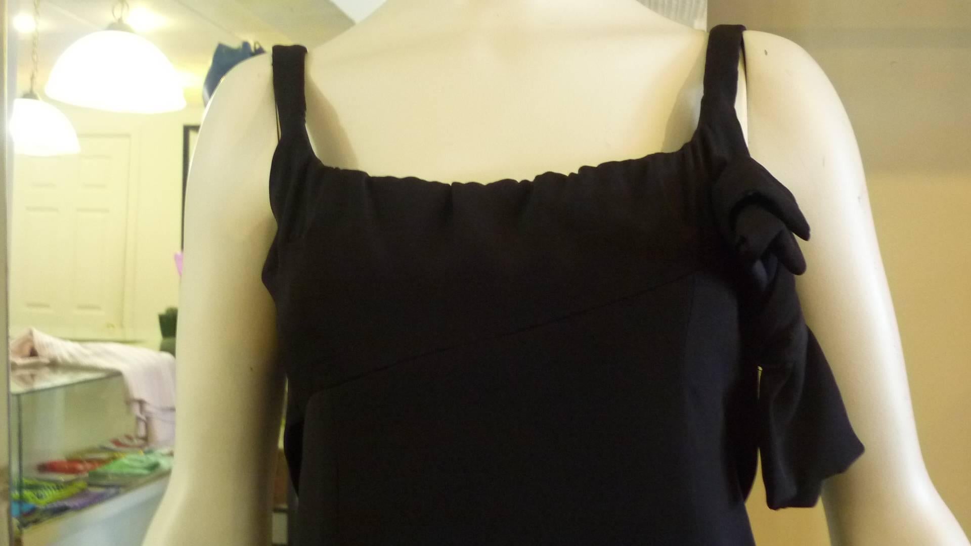 Una lavorazione couture assolutamente splendida con dettagli sorprendenti, tra cui corpetto interno in rete, scollatura disossata (anche sulla schiena) e spalline, schiena scollata, chiusura con zip nascosta sulla schiena con un fiocco in alto e un