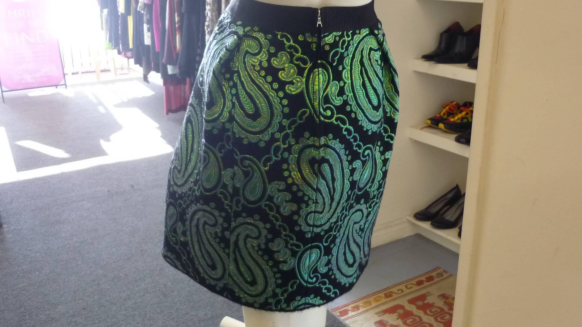 Superb skirt with a wide ribbed waist band, large paisley pattern and flaterring a-line shape.

Materials, italian made, are wool/acrylic/silk.nylon. Exposed zip closure with lanyard is at the back.