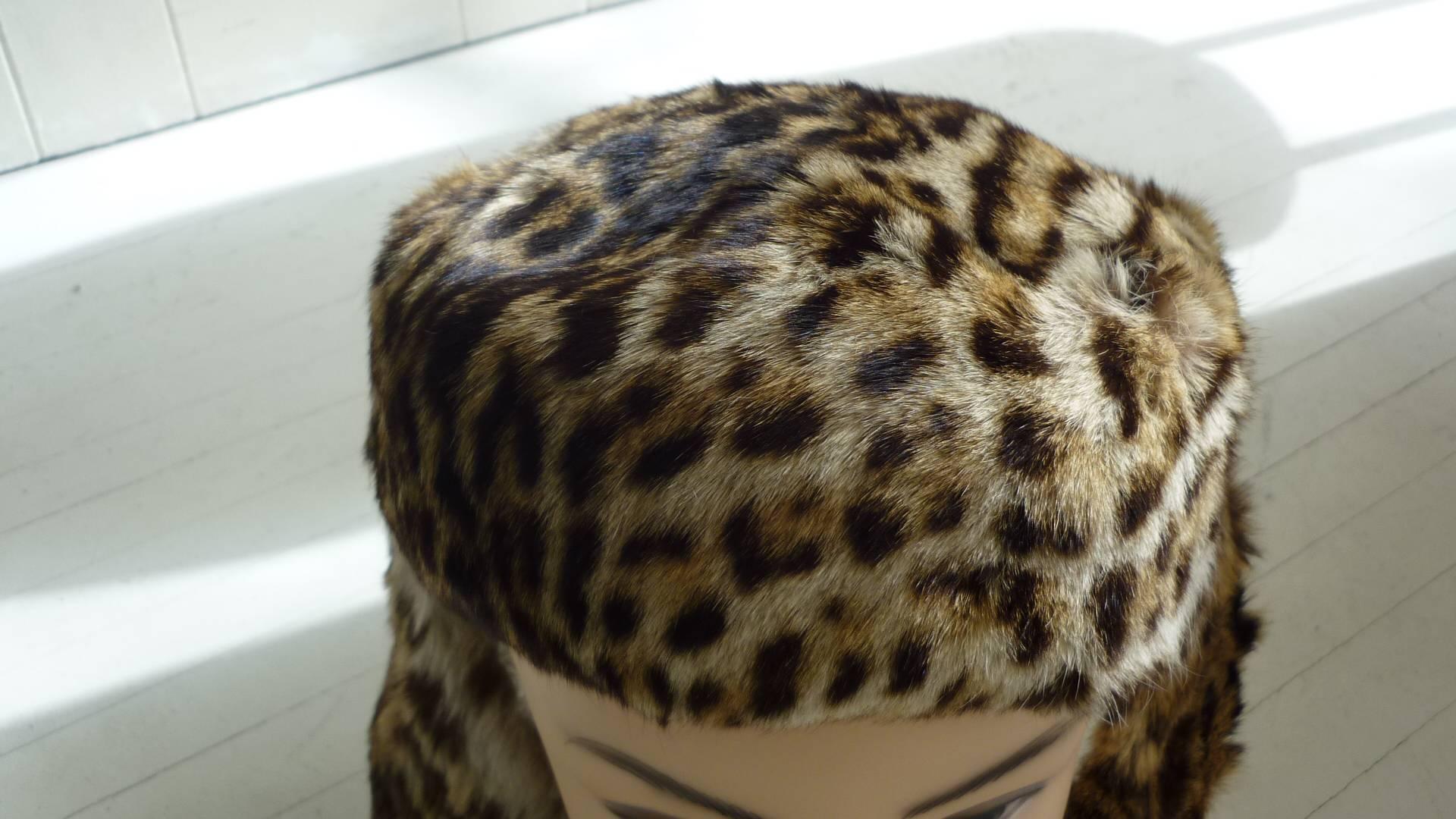 Vintage Leopard Print Fur Pillbox Hat with a Scarf Attachment In Excellent Condition In Port Hope, ON