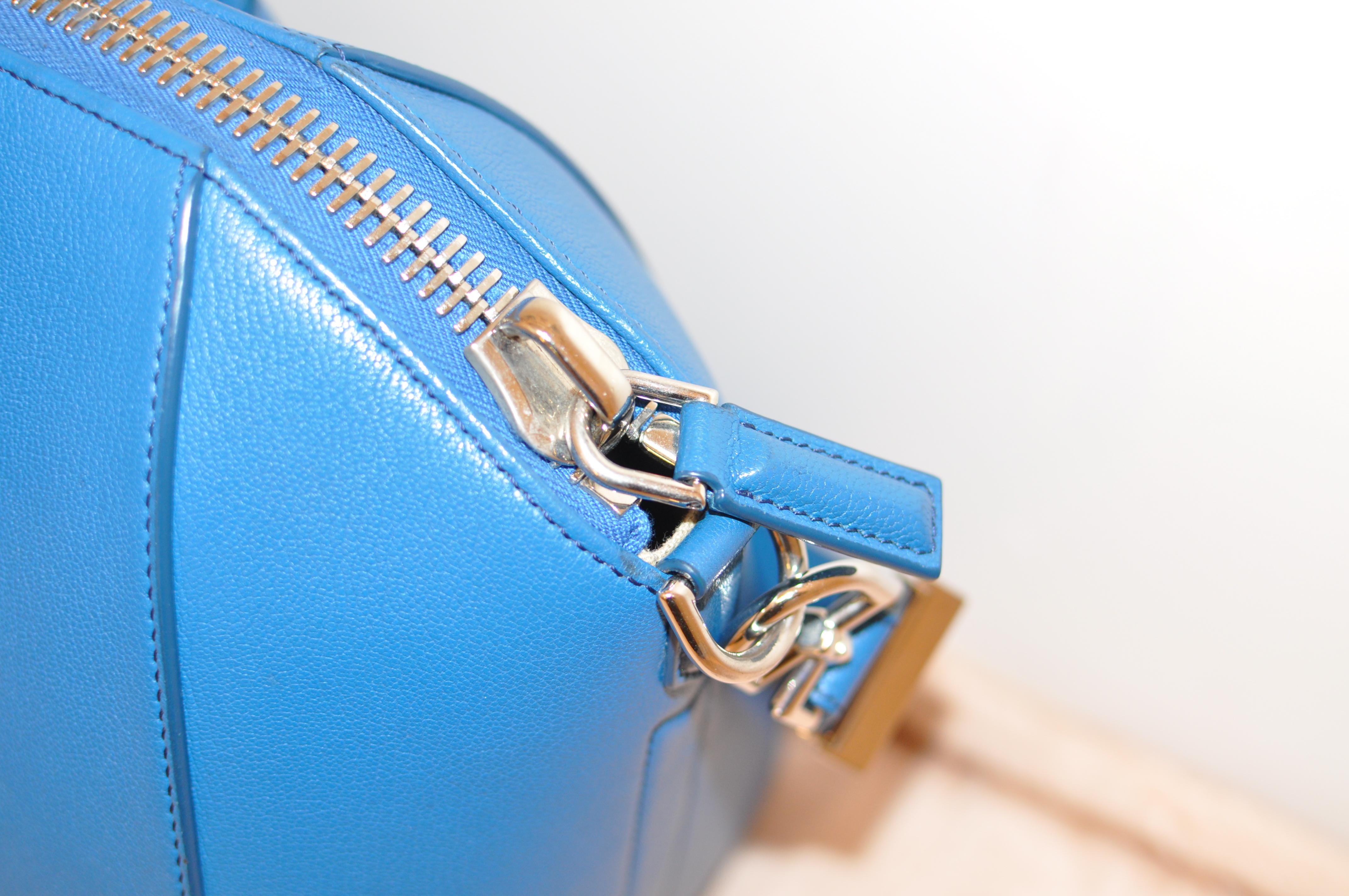 Superb Givenchy Sugar Goatskin Medium Electric Blue Antigona handbag  In Excellent Condition In Port Hope, ON