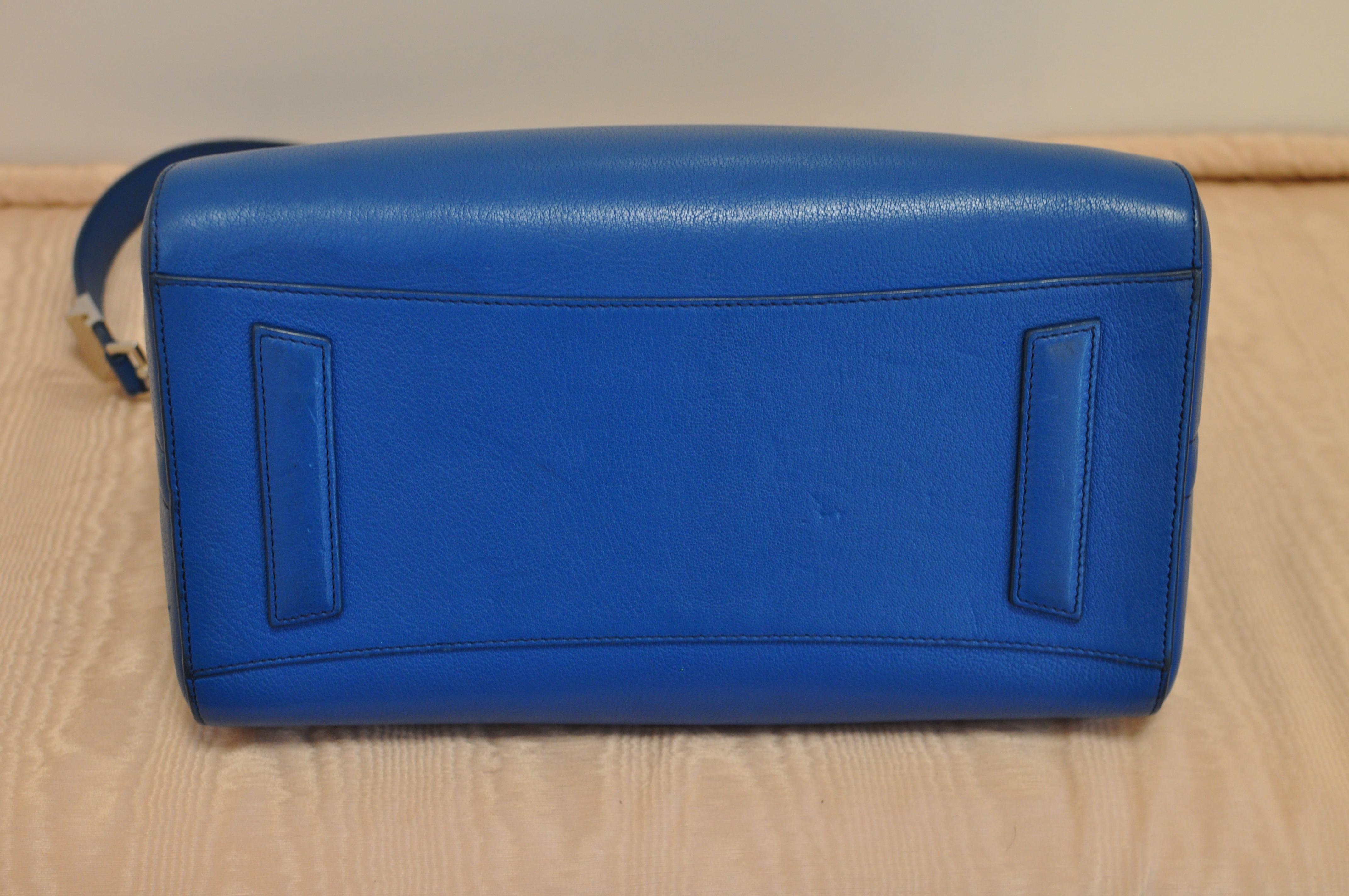 Women's Superb Givenchy Sugar Goatskin Medium Electric Blue Antigona handbag 