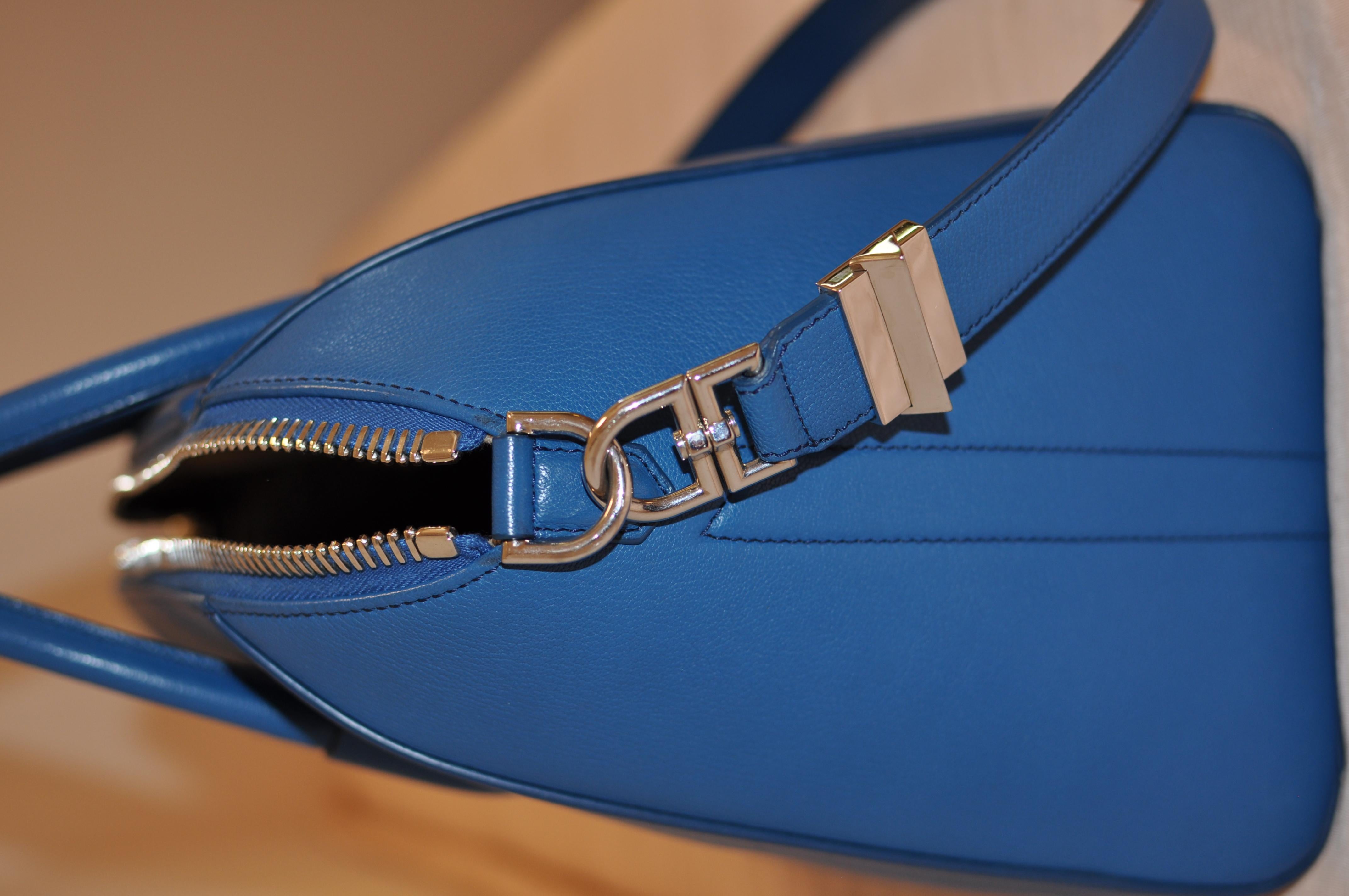 Superb Givenchy Sugar Goatskin Medium Electric Blue Antigona handbag  4