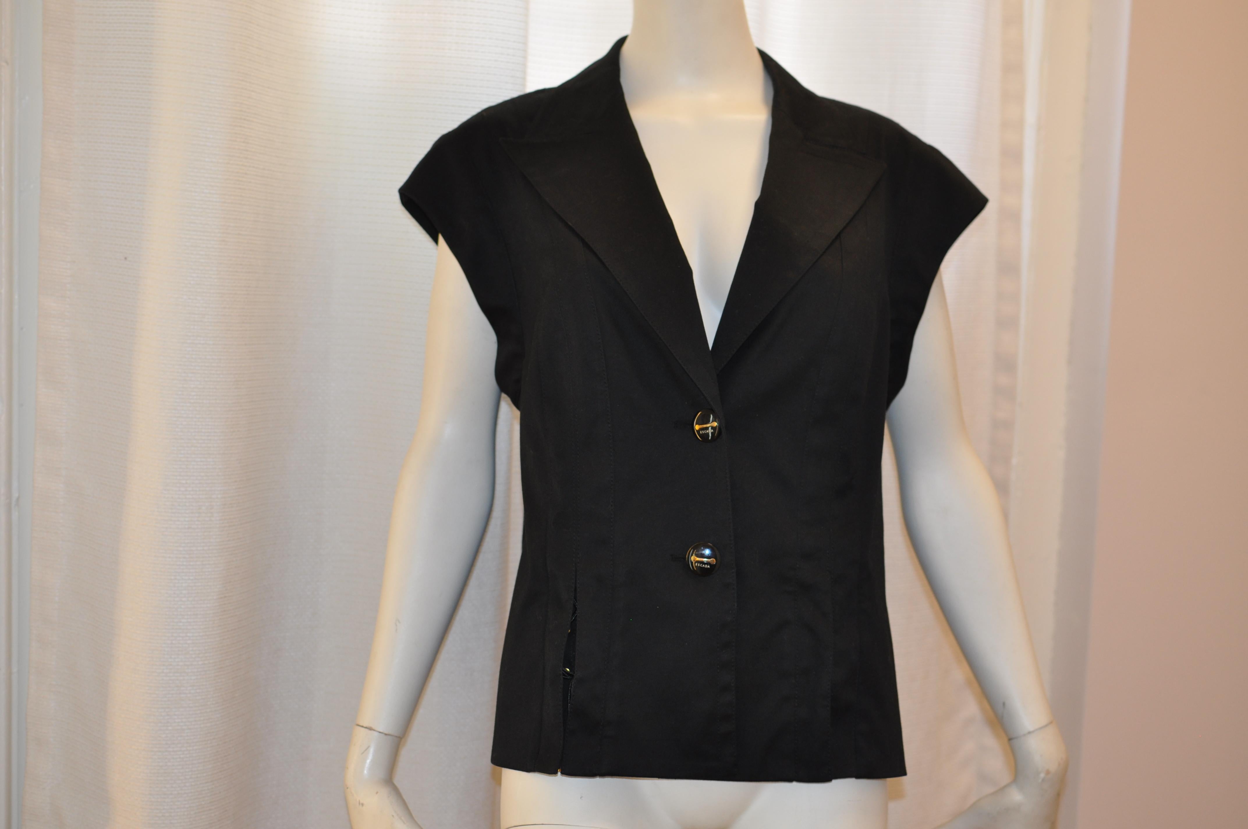 Cap sleeves; two lovely front buttons; notched lapels, and two slits at the front with lace-up details (leather). Can be worn as is or over a sweater or blouse.

The lining is a black and white animal print.