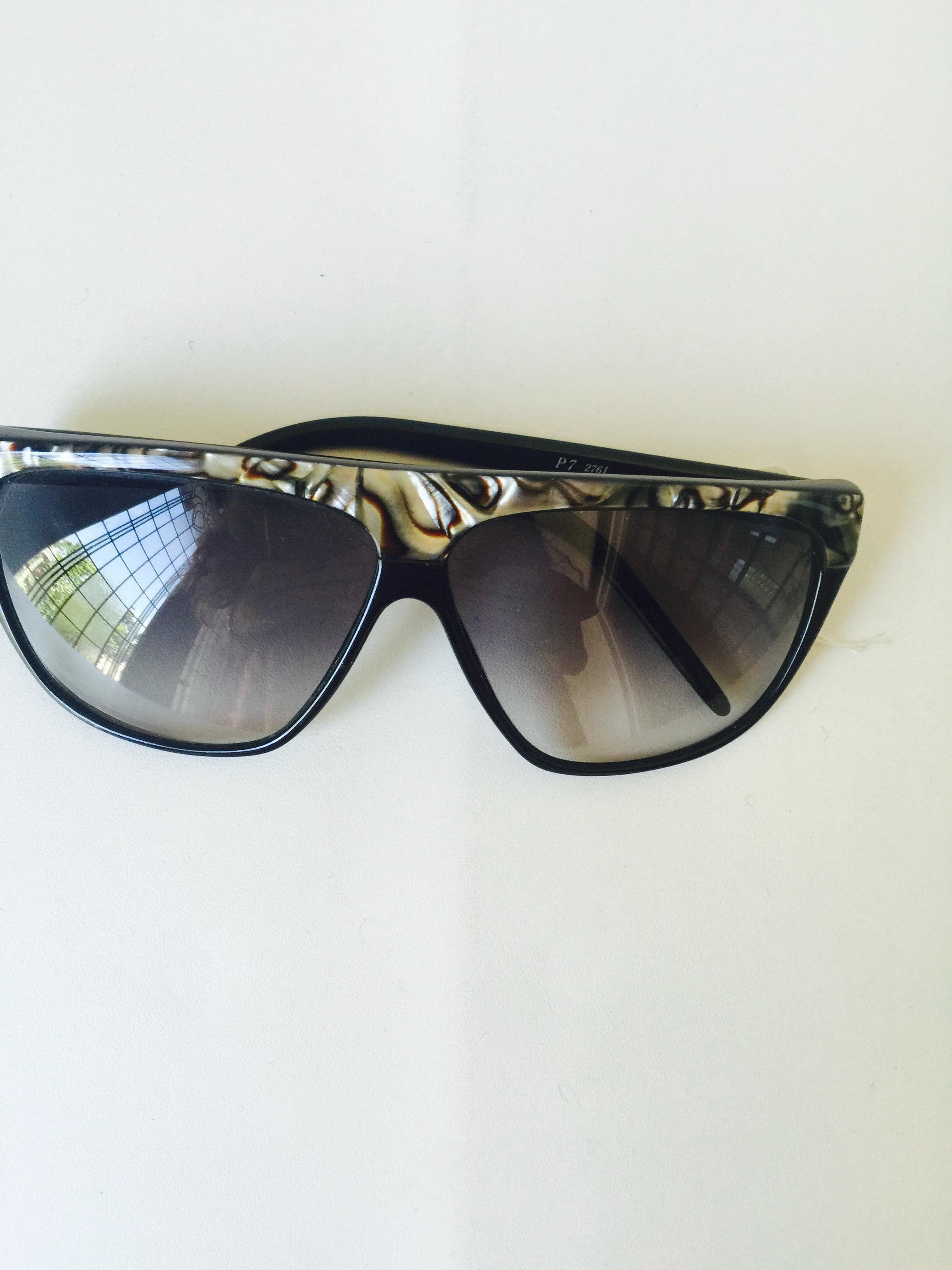 Oversized Laura Biagiotti sunglasses with inlay trim
Comes with lovely green case.