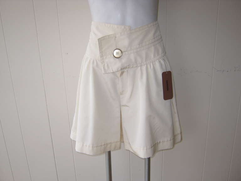 Great walking bermuda shorts 52% cotton and 48% silk, which can be worn with a tee-shirt or dressed up for more formal occasions. The front fastening is with a big gold button and a hidden zipper. There is an asymetrical waist which gives it an