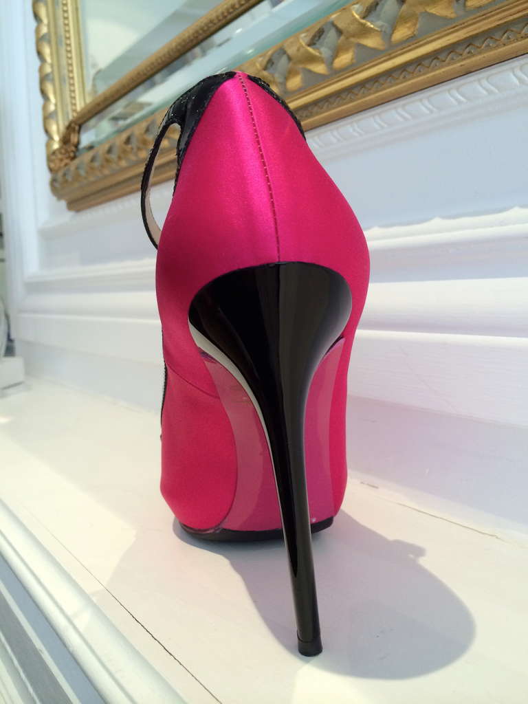 MCQ by Alexander Mc Queen Satin Pump Size & In Excellent Condition In Port Hope, ON