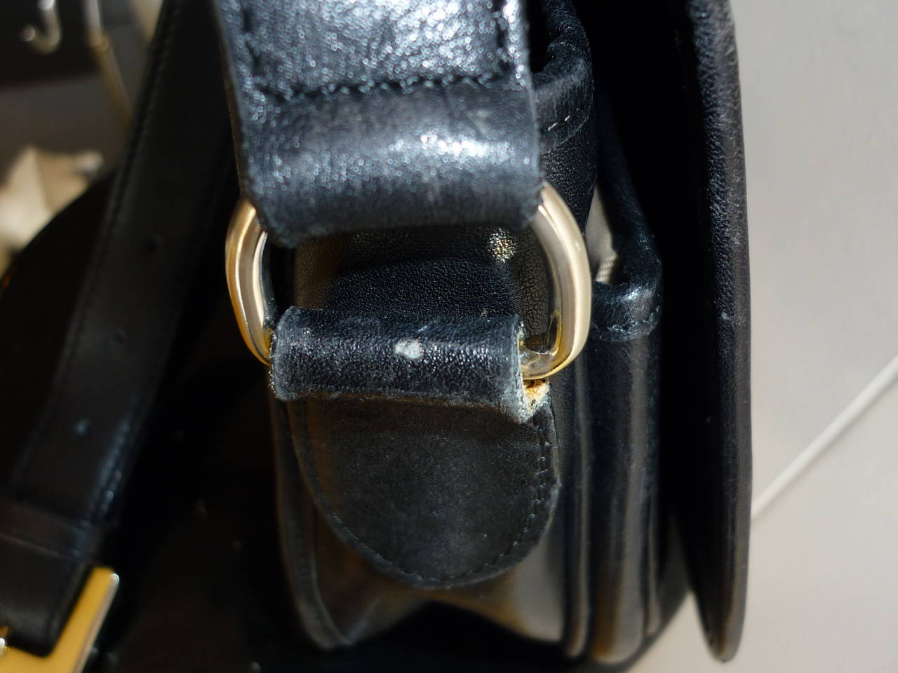 Vintage Burberrys Black Leather Crossbody Handbag In Good Condition In Port Hope, ON