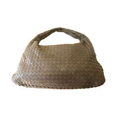 Sac hobo Bottega Veneta Intrecciato en ébène de taille moyenne avec porte-monnaie assorti