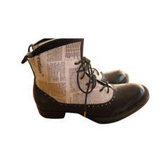 Sehr seltene 2000 John Galliano für Dior "Zeitungsdruck" Stiefel