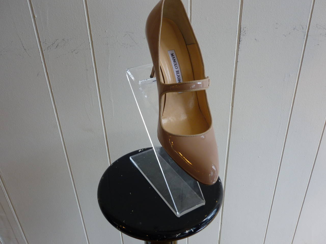Beautiful Manolo Blahnik Beige Patent Campari Mary Jane Shoes 38.5 In Excellent Condition In Port Hope, ON