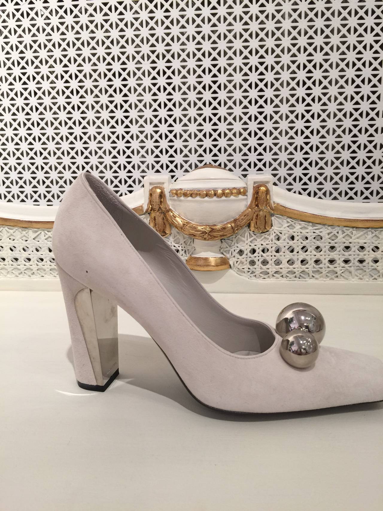Elegant louis Vuitton Pumps...in white suede...
timeless and elegant...
with siver balls embellishment, square toe and silver plate at the heel
Impeccable with box