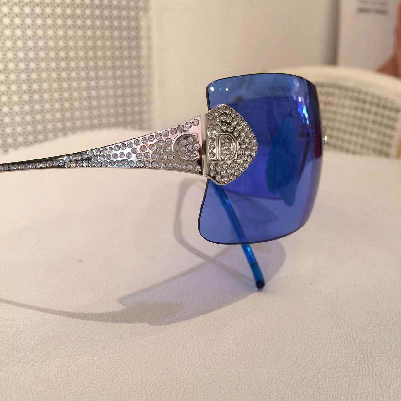 Very chic blue tinted sunglasses by Christian Dior...with crystal encrusted
goldtone monogram on sides...
comes with bow
impeccable condition