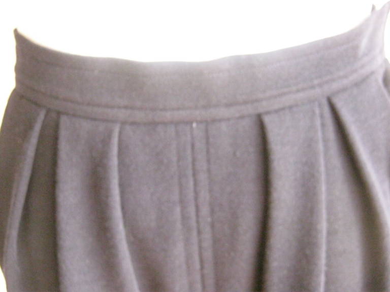 A lovely skirt with a nice weight and double stitched seams. The skirt comes below the knee and has a high waist.