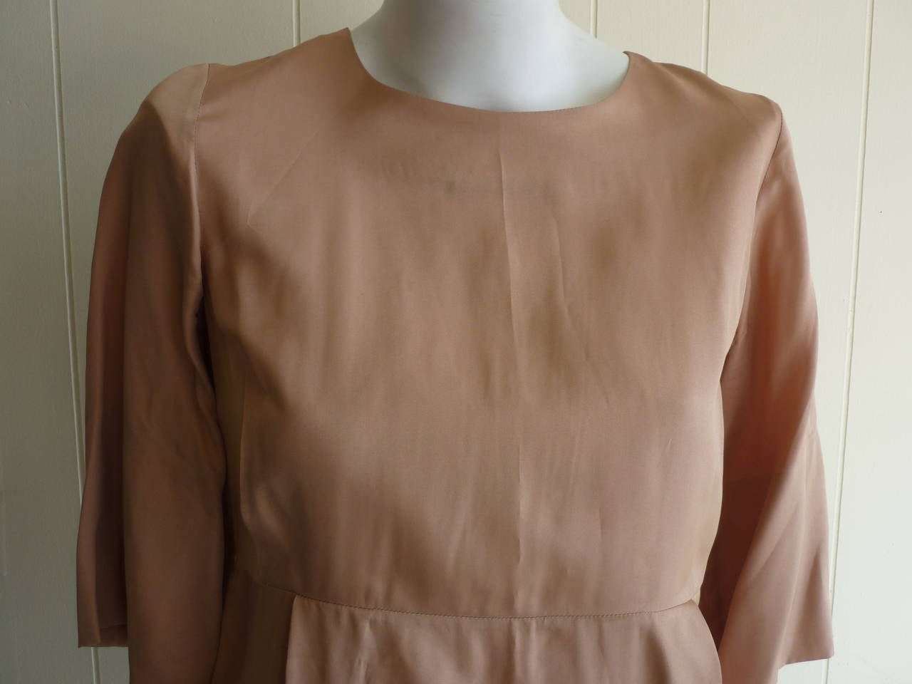 Very nice simple tunic with subtle elements. It would look perfect with slim pants or leggings. The sleeves are elbow lenght, there is pleating on the front and hidden button closure on the back.

There are also two slit pockets.