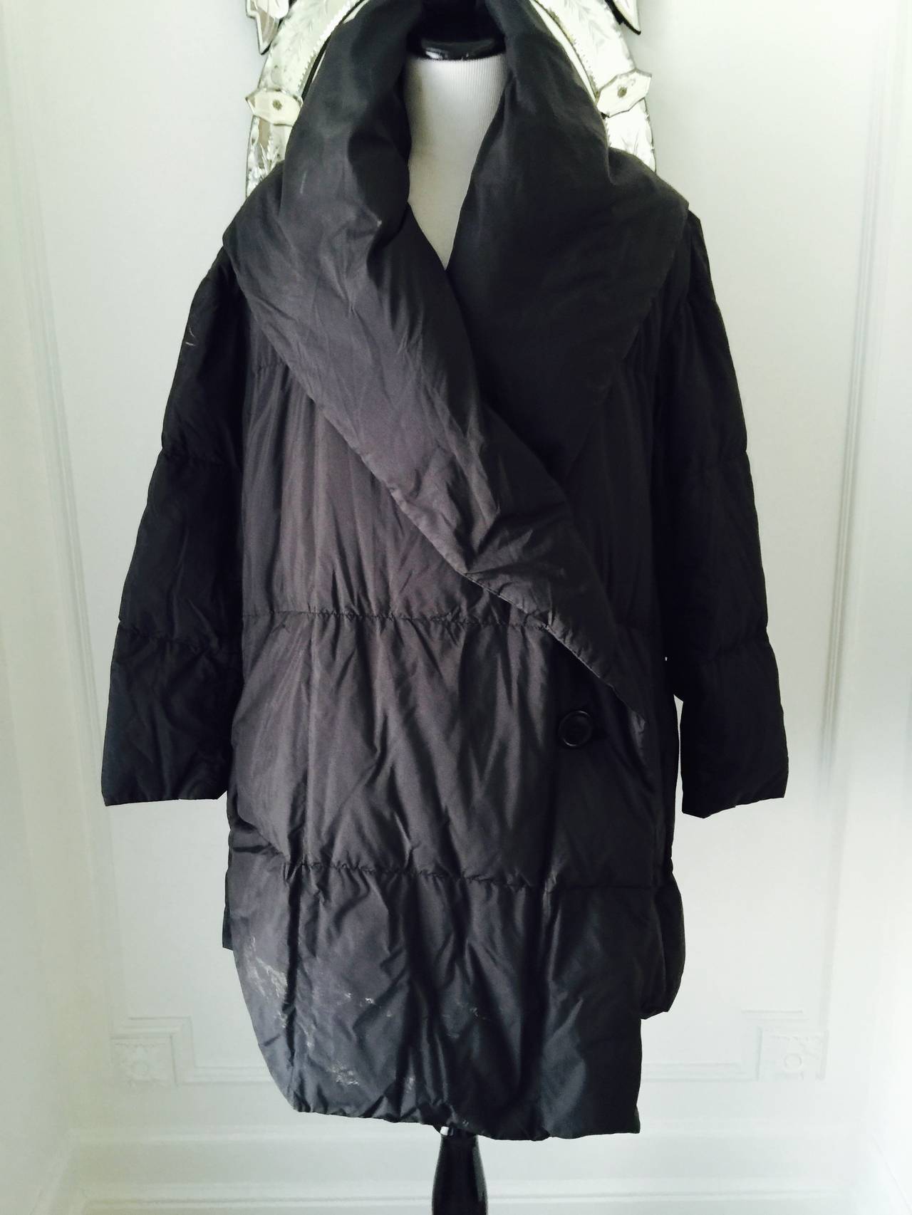 This is a perfect cozy and elegant nylon dawn jacket...
light weight ...2 button closure,,,big collar can dubbel up as hood...
Wrap yourself up in this wonderful jacket...although size in garment is S.
it fits more like a M/L