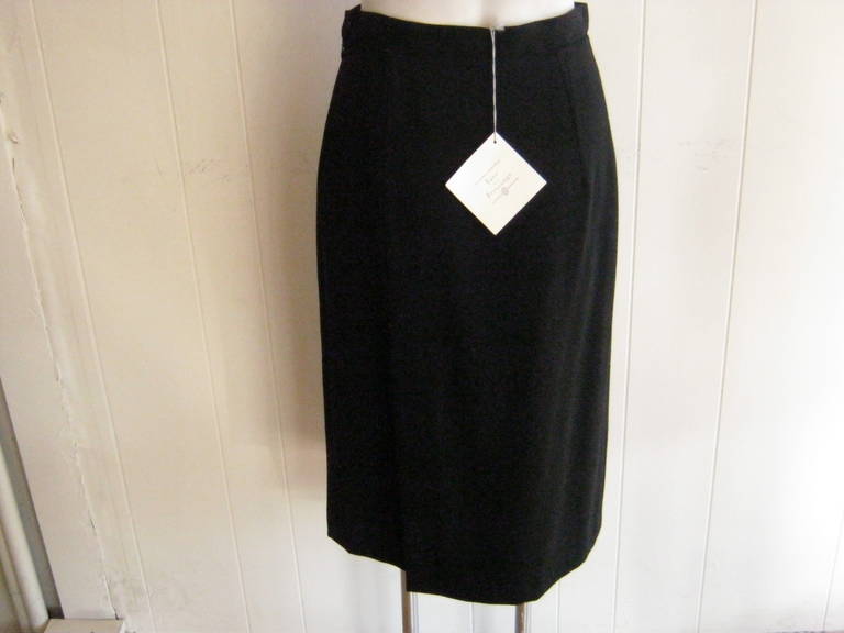 Muse and designer, this Ines de la Fressange skirt is simple and elegant, made of 100% wool and a logo bemberg lining.

There are two longish slits (16