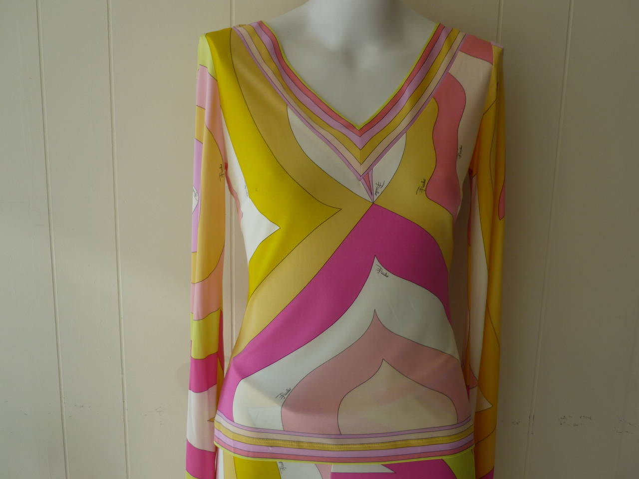 Colorful abstract print, this three-piece set comprises pants, a sleeveless top and a longer long sleeves v-neck top. All, of course, could be worn separately.

The sizes vary from 42 to 46 (ITL). The sleeveless top is 42; the pants 44 and the