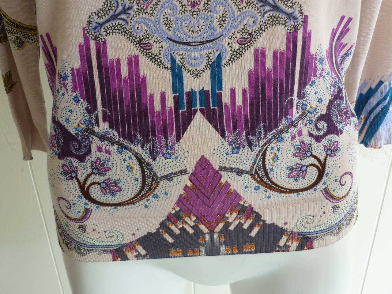 Great addition to your wardrobe, this top is made of 85% silk and 15% elastan which give it movement. The graphics are a mix of the ETRO paisley pattern as well as a new age look.