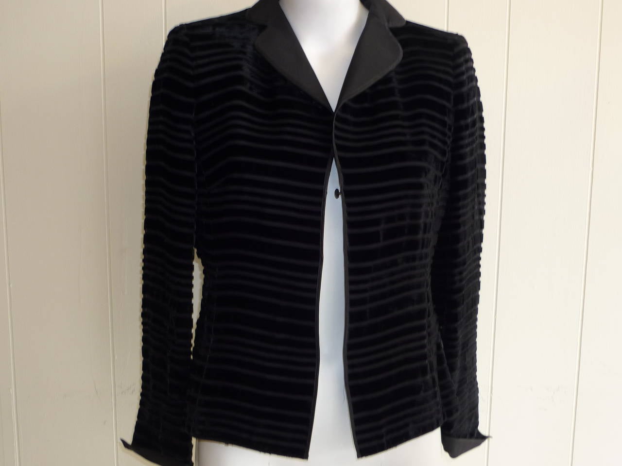 Women's Elegant A.K.R.I.S Black Horizontal Ribbed Velvet Jacket  (10 US)