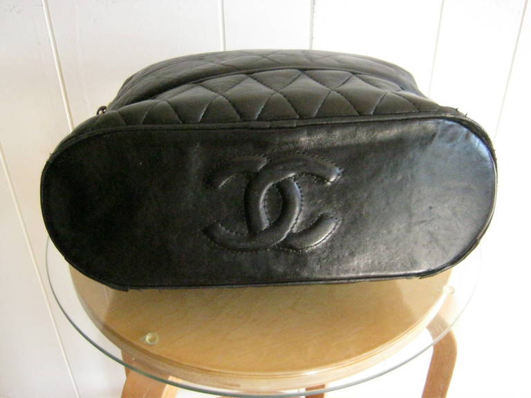 Vintage Chanel Leder-Tasche - hat Charakter im Zustand „Gut“ in Port Hope, ON