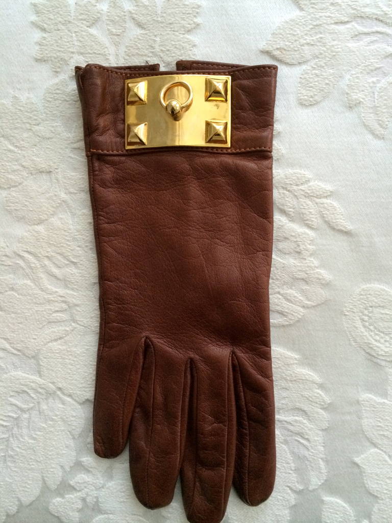 This wonderful Hermes lambskin Collier de Chien gloves are crafted of
luxuriously soft lambskin leather. With a permabrass stud and ring plate ..
Those gloves are warm and practical with the classical sophistication of Hermes.
Lined with