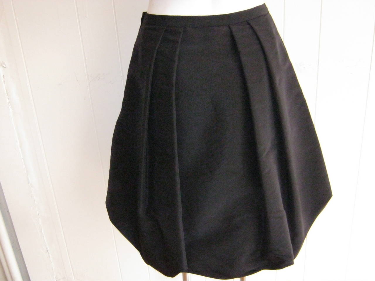 Lovely scaloped skirt in heavy silk which keeps its shape. The waist is gros grain.