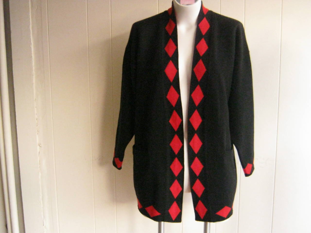 A stunning cardigan that will complement most outfits, black and cream with great graphics, it makes a statement!

There are two deep pockets and there are no fastenings.