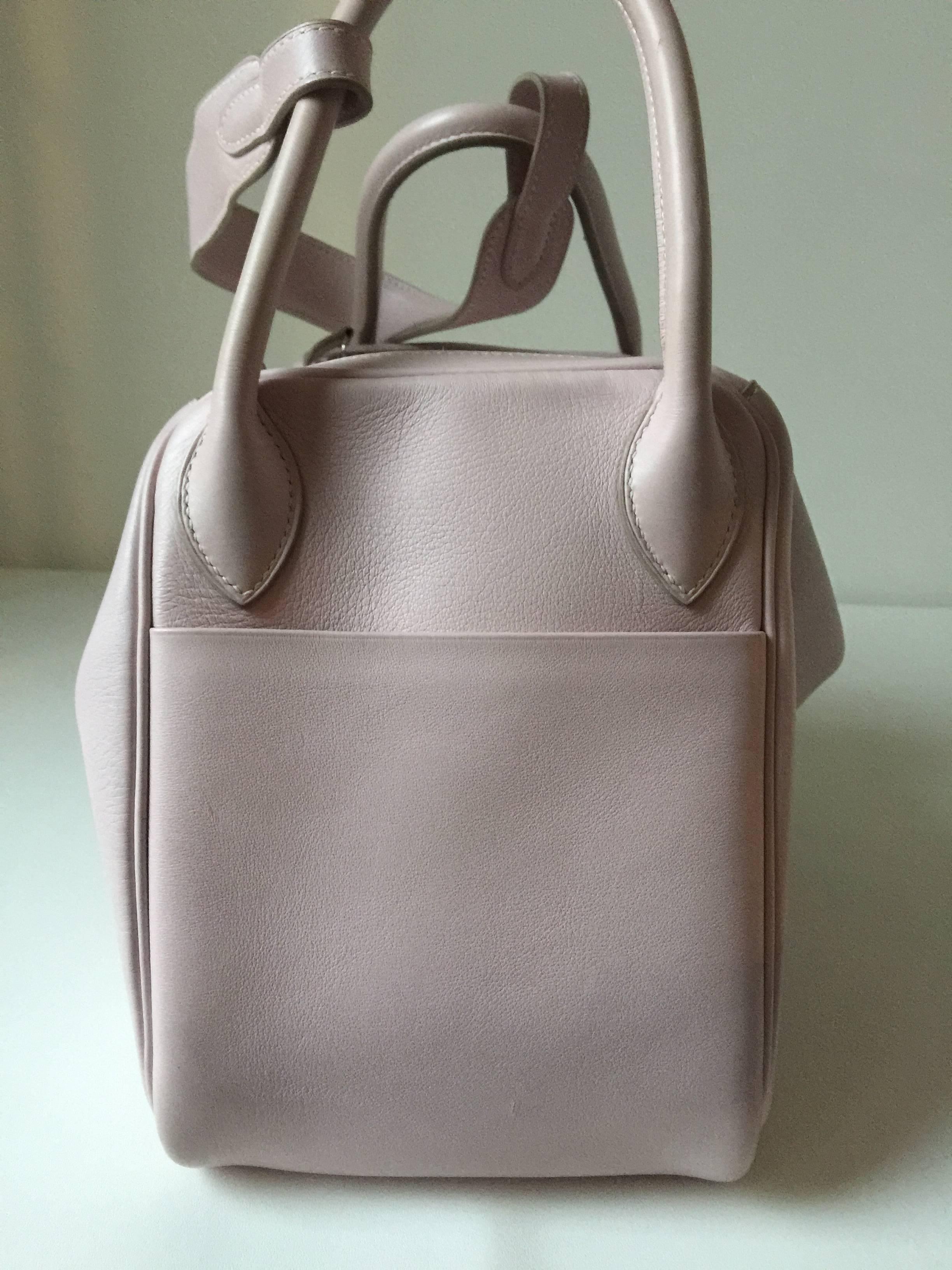 Rare to find Rose Dragee is an exquisite pale pink Lindy hermes bag.
Carry by hand or on the shoulder...
the swift leather is so soft...spacious interior....