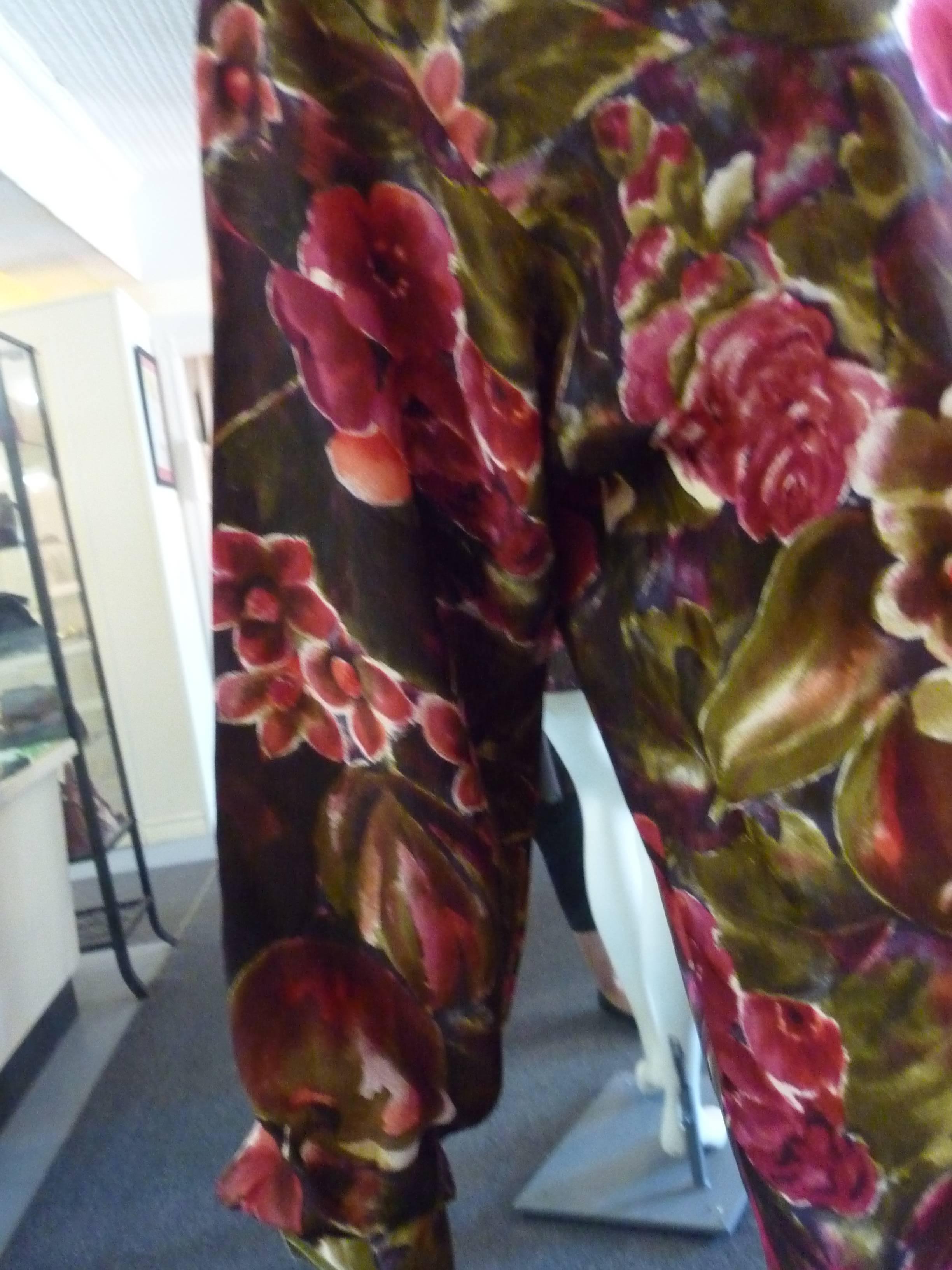 A bold pattern of apples and flowers and a very traditional shirt cut. This is marked as a size 4 but the measurements would indicate an oversize shirt.

There are some soft shoulder pads and closures is by buttons down the front.
