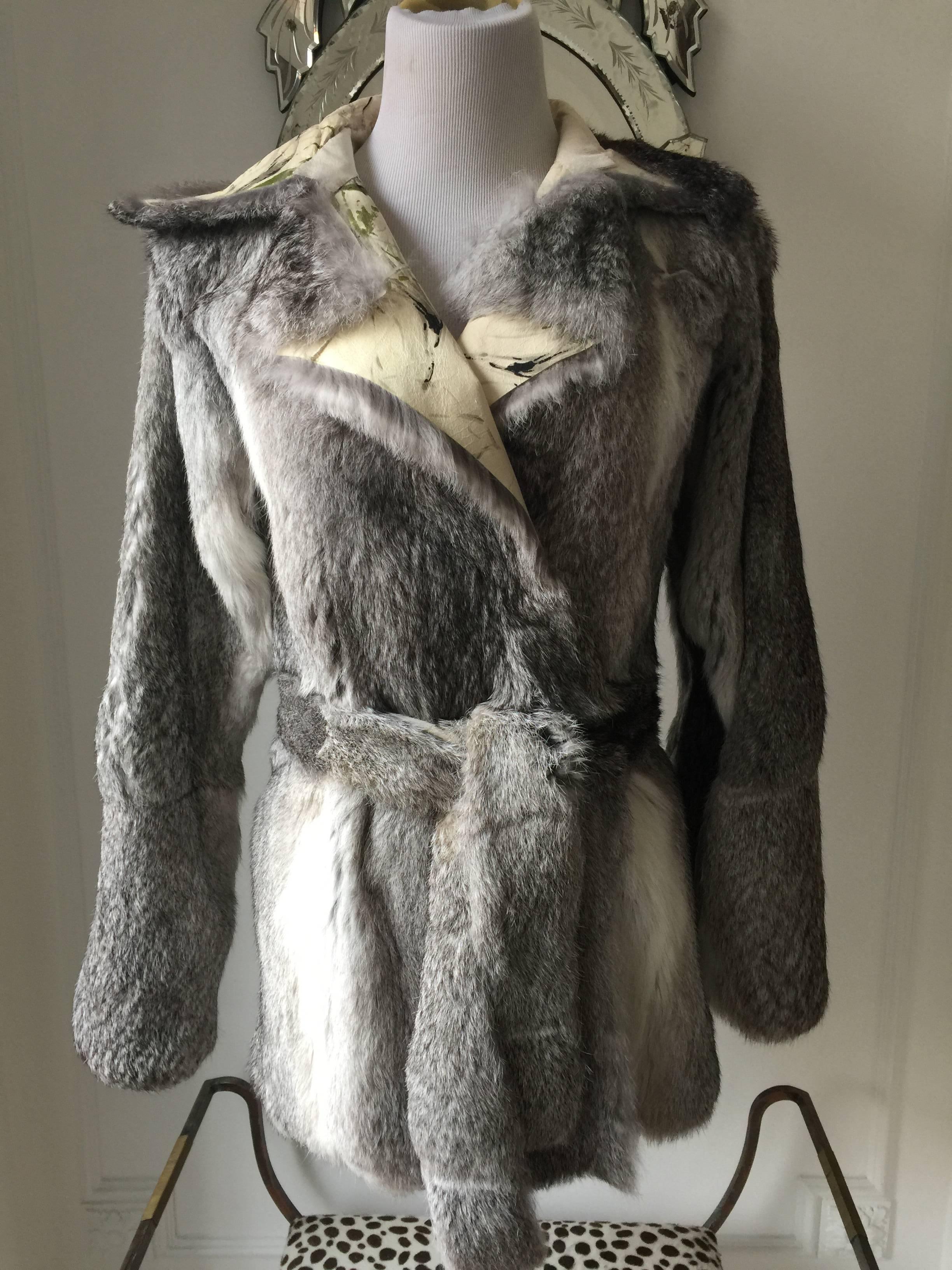 This jacket is a rare find....
Totally reversible i chose to present to you the leather side....
the fur used is beautiful rabbit fur in graduated greys...very luxurious and soft to the touch...
however the handpainted leather in the inside of