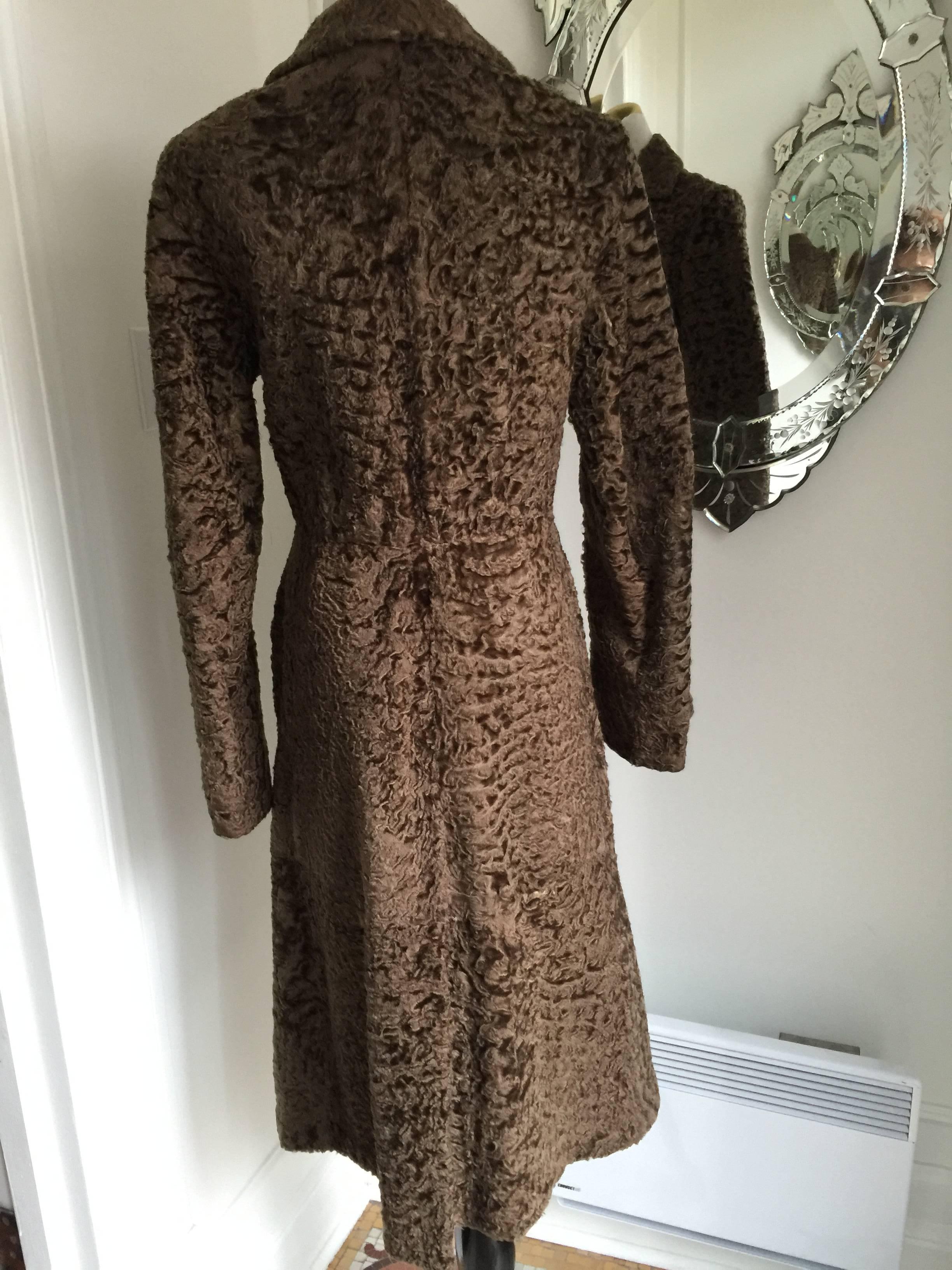 this Marni coat is a great addition to your wardrobe...easy to wear and it will keep you warm...
it is lined with a beautiful bold print ...the print adds charm and caracter to this classic and timeless piece...