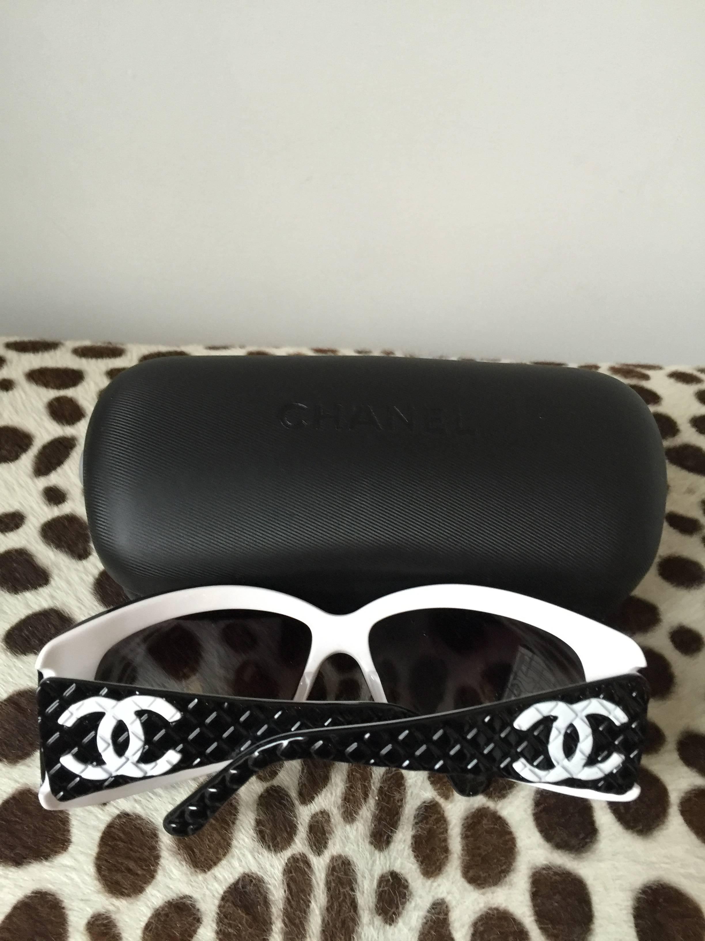 Luxury Vintage Chanel 2 Tone Quilted Sunglasses 33965 In Excellent Condition In Port Hope, ON