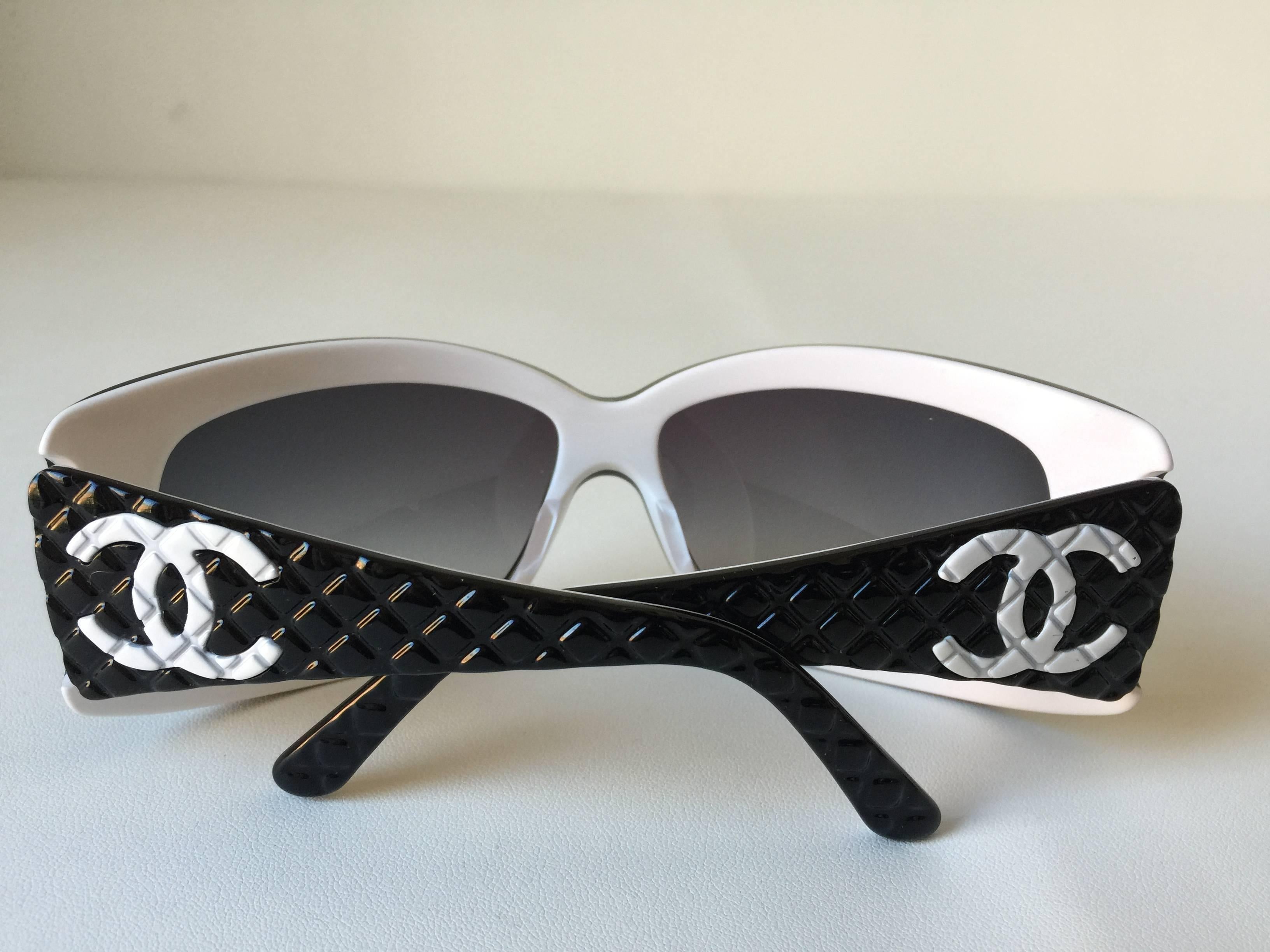 Wonderful vintage Impeccable  sunglasses...comes with pouch and case...
stylish 2 tone.....
quilted sides with contrasting white CC logo....
square rims 
Timeless style only from Chanel....