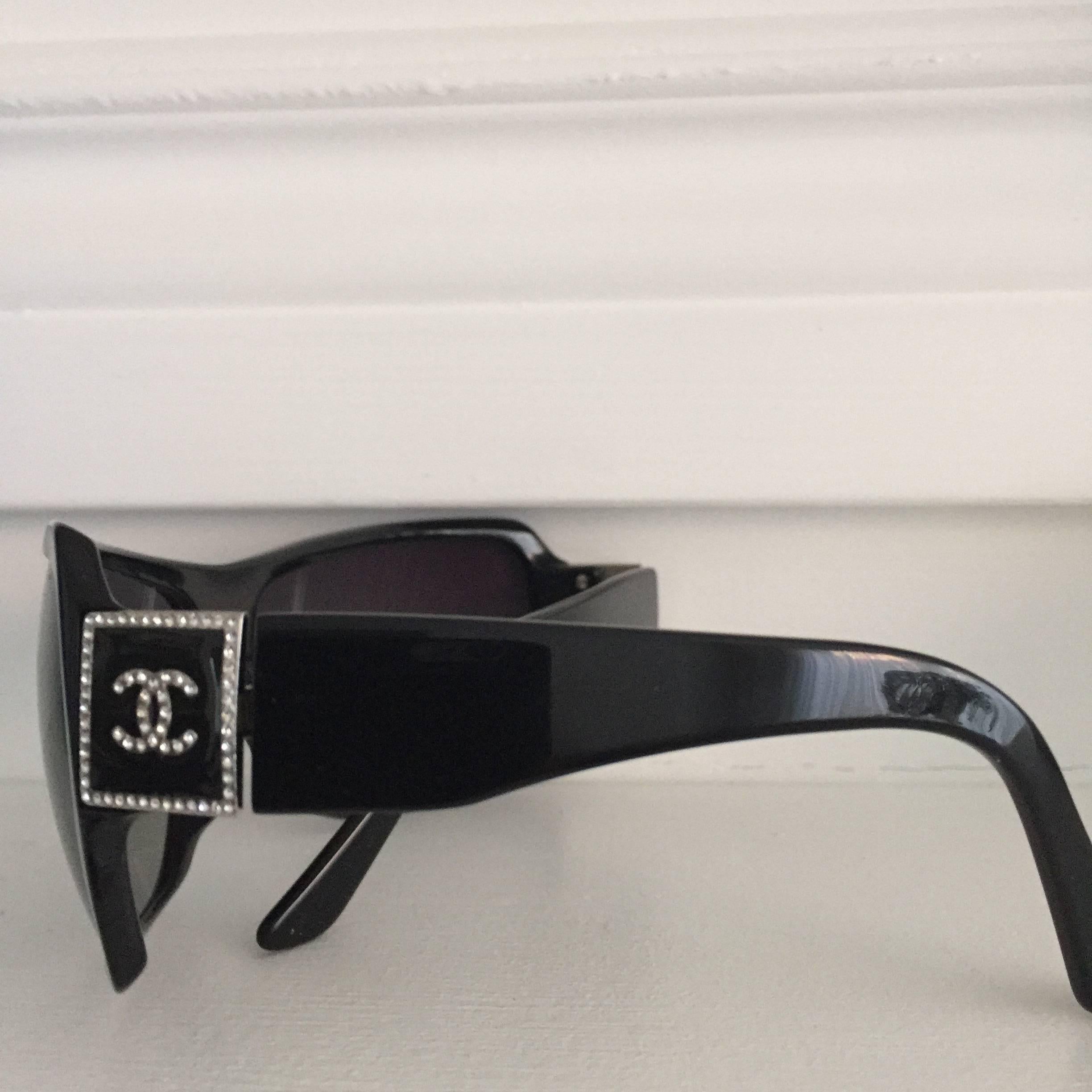 These sunglasses feature a cutting edge style with signature
logo pattern embedded on the sides in Swarovski crystals.
Perfect on sunny days....
comes in case and pouch

