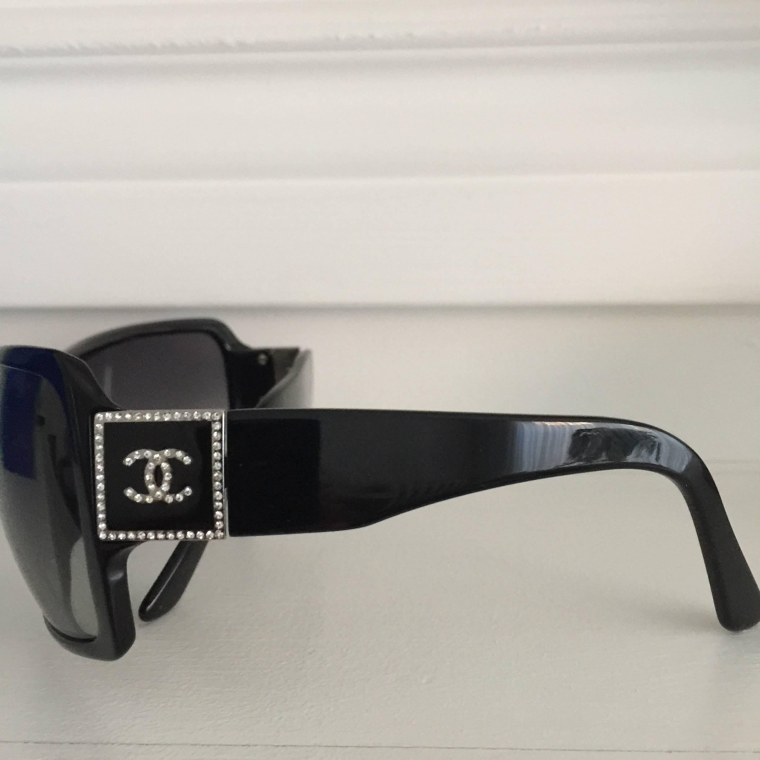 chanel sunglasses with rhinestones on side