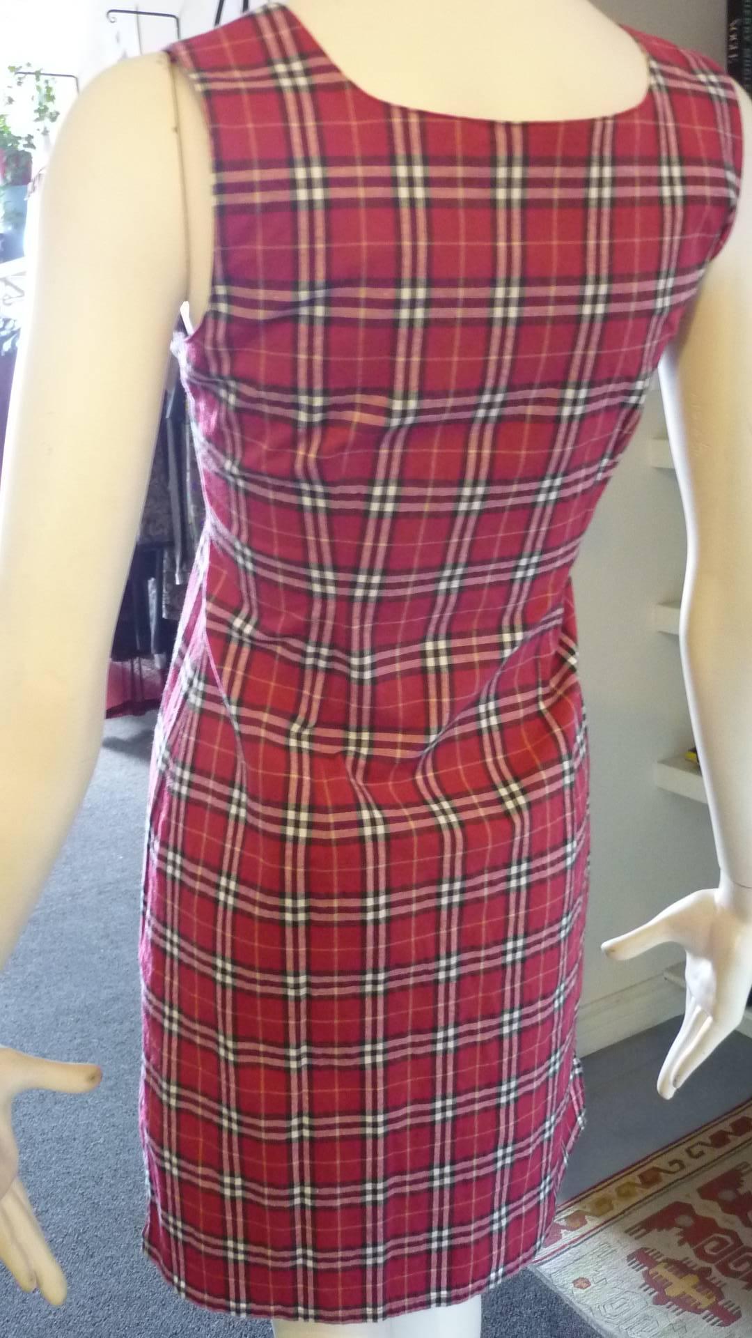 Very nice and simple square necked dress with side slits and a side zip closure.

There is some stretch to the cotton.